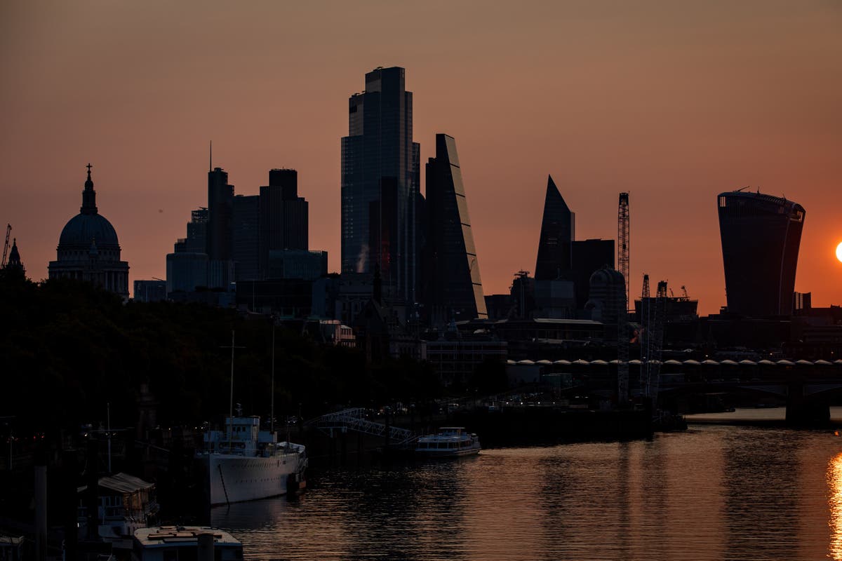 FTSE climbs after UK economy returns to growth