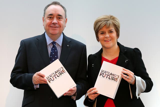 <p>Alex Salmond and Nicola Sturgeon hold copies of the Scottish government’s white paper on independence</p>