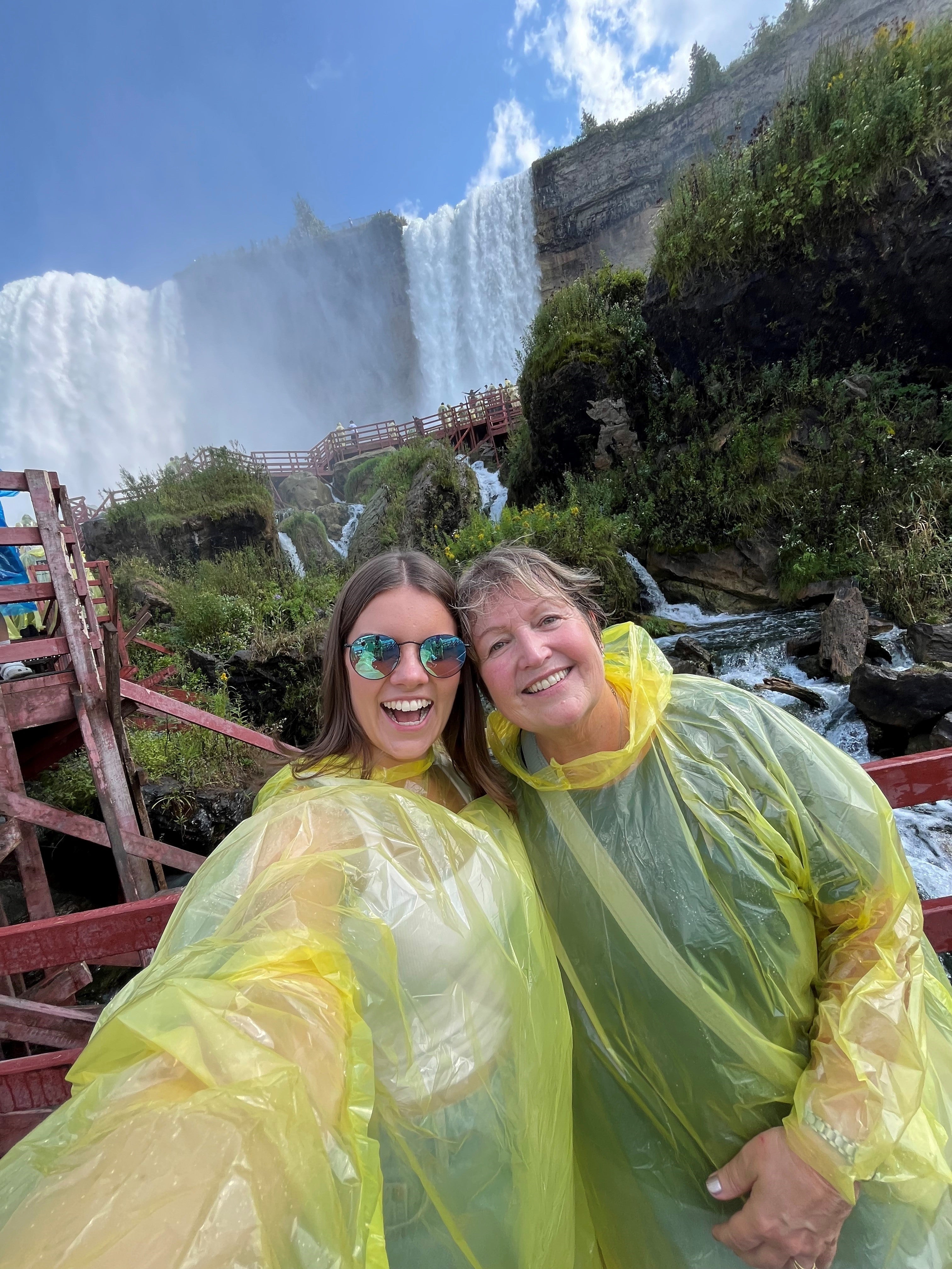 Hannah, à direita, e Grace em suas capas de chuva na Caverna dos Ventos