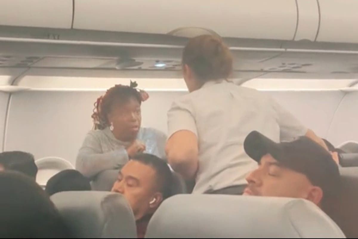 Passenger demanded a Frontier flight turned back to gate after losing her phone