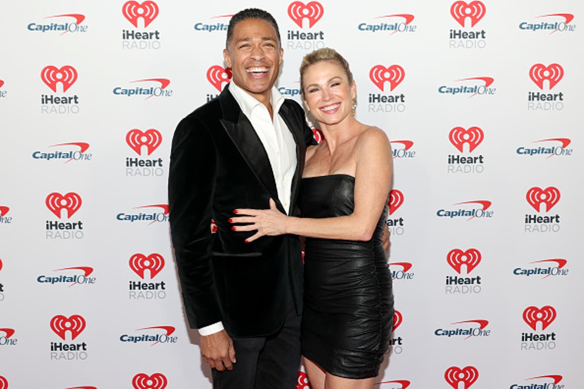 TJ Holmes ends Chicago Marathon in an ambulance after injury running alongside Amy Robach TJ Holmes ends Chicago Marathon in an ambulance after injury running alongside Amy Robach