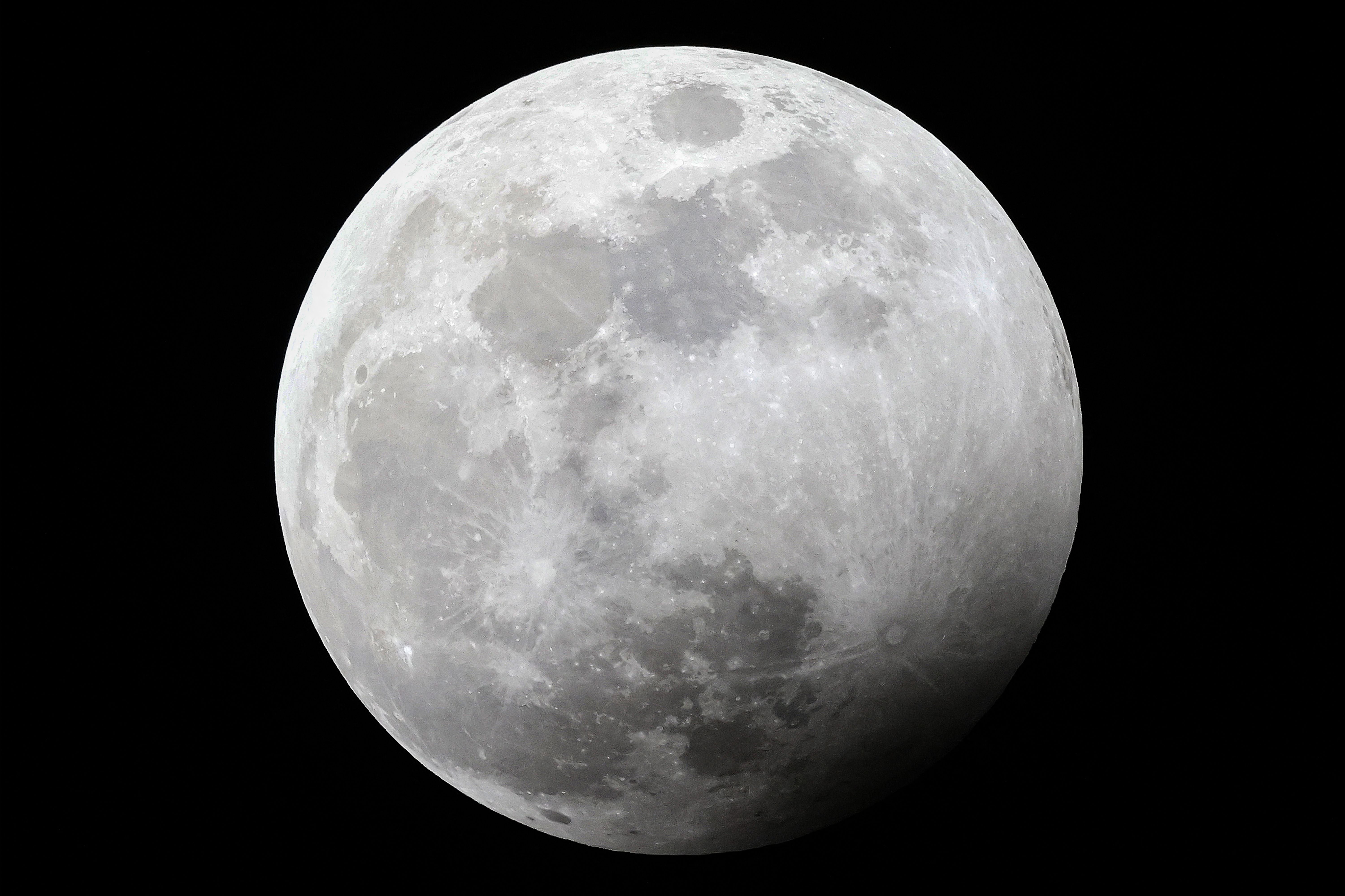 A lua do Caçador capturada durante um eclipse lunar parcial