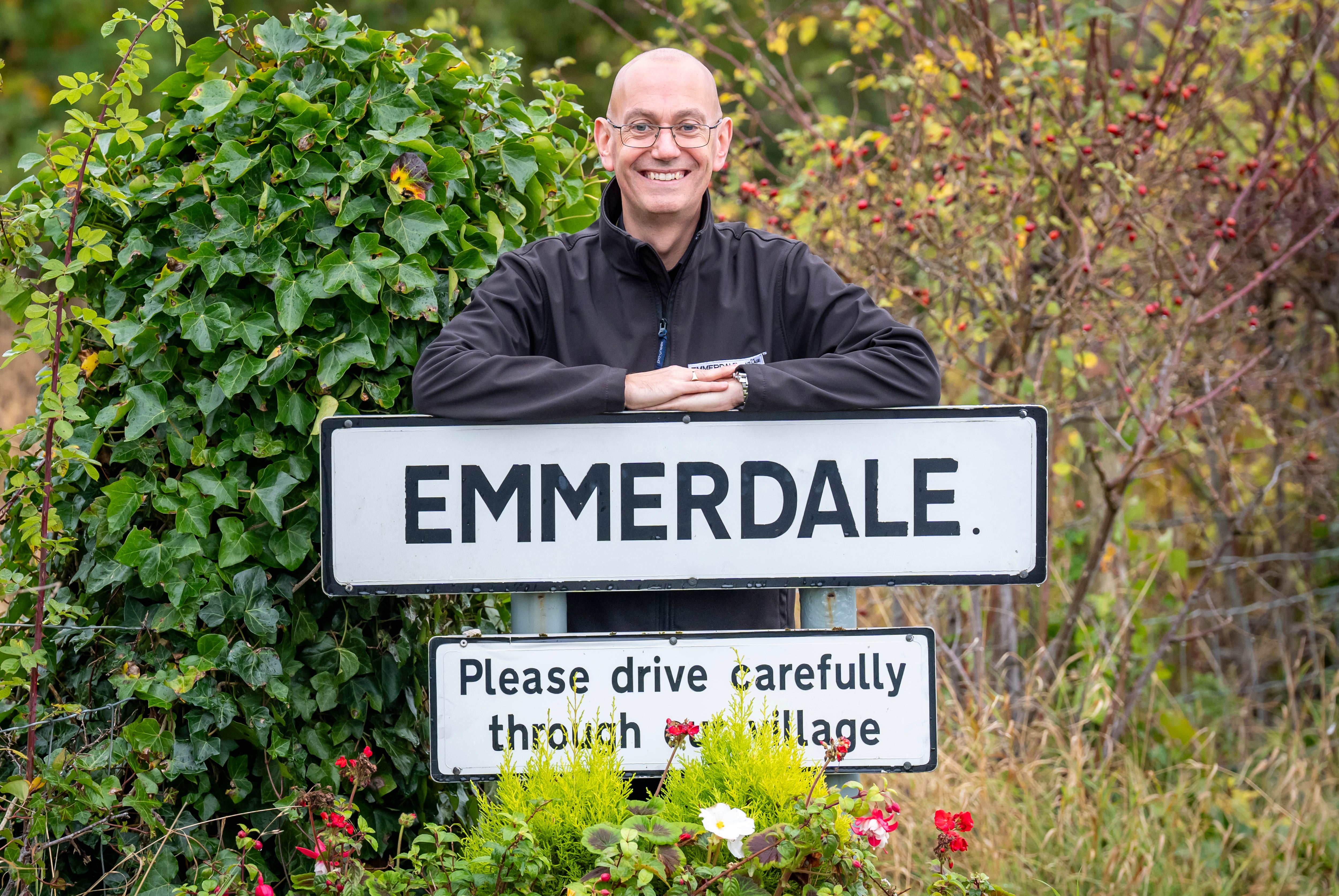 Steve Marshall ao lado da placa Emmerdale