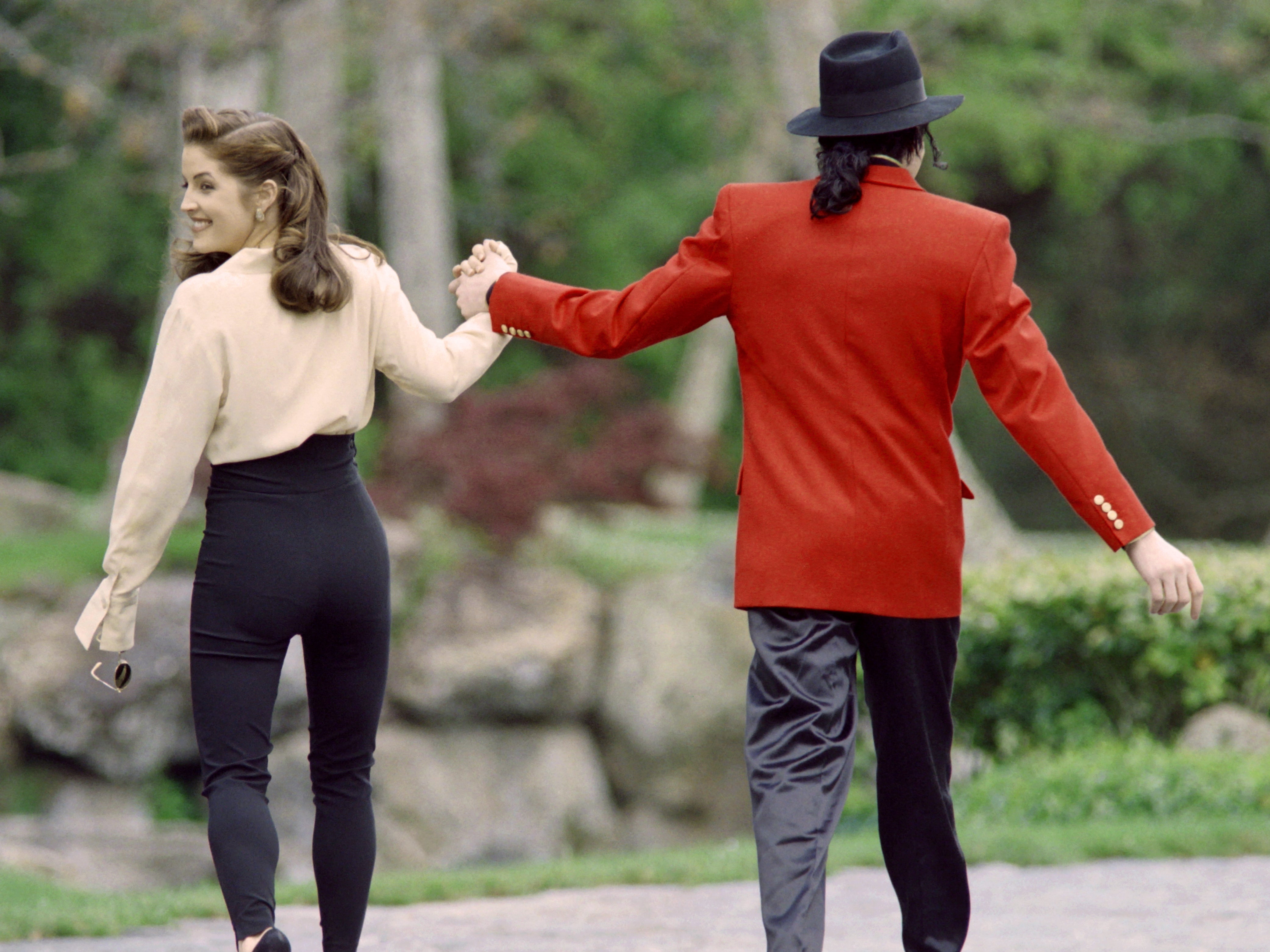 Lisa Marie Presley com seu então marido, o Rei do Pop Michael Jackson, em seu Rancho Neverland em Los Angeles em 1995