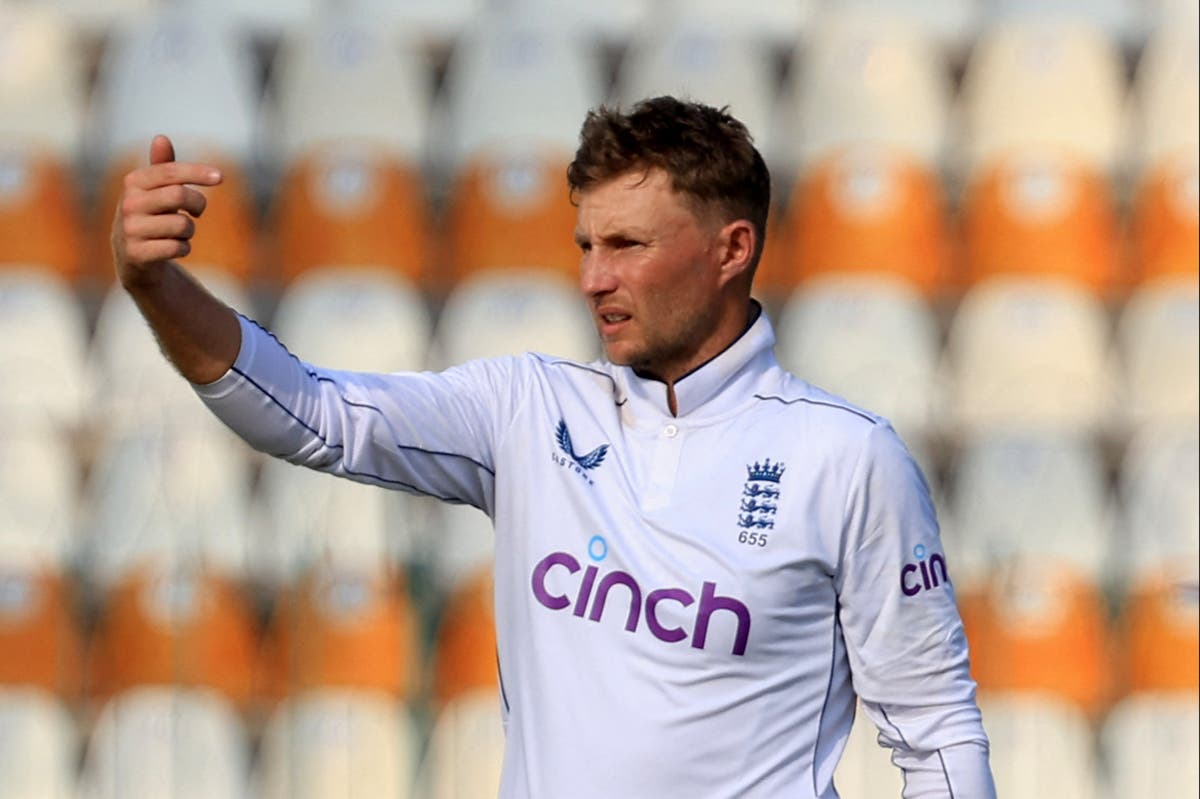 Joe Root finds hilarious method to shine ball for England against Pakistan Joe Root finds hilarious method to shine ball for England against Pakistan
