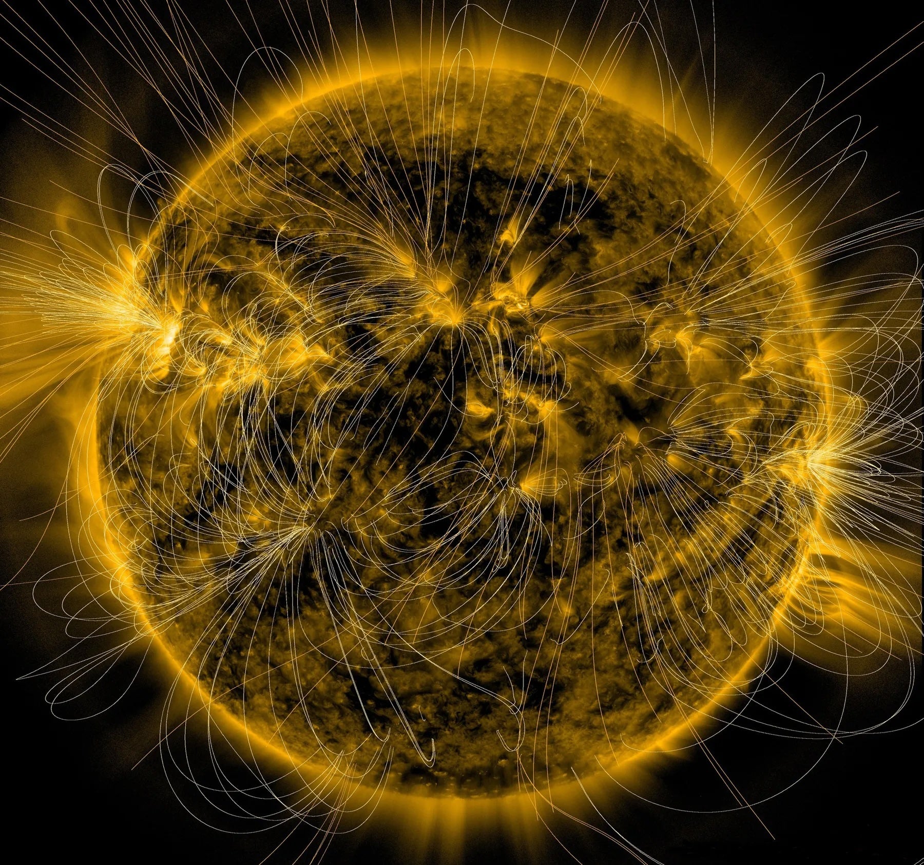 太陽磁場的描繪疊加在太陽影像上。 2016 年3 月，美國太空總署太陽動力學觀測站在極紫外光下捕捉了這顆恆星。 、地球上的電網、無線電、和全球定位系統