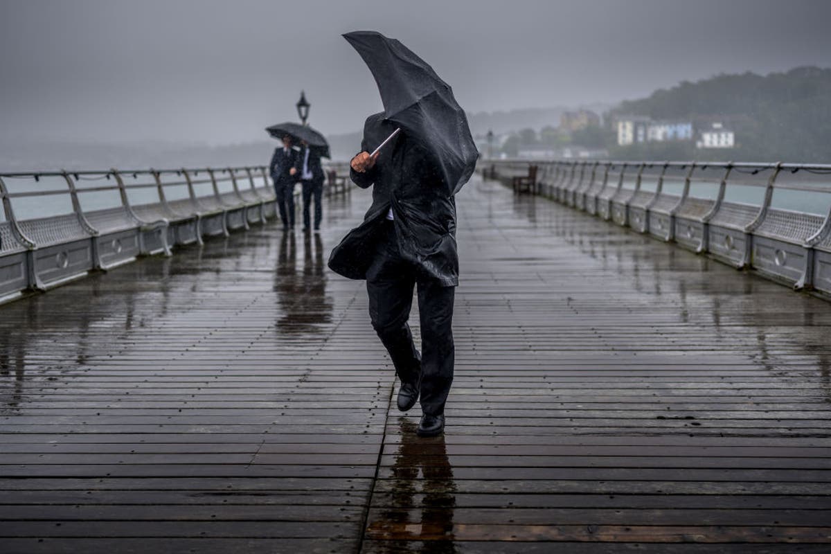 Met Office issues warning with gale-force winds of up to 80mph set to hit UK