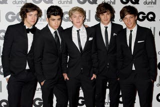 O membro do One Direction, Liam Payne, segundo a partir da direita, posa com os outros membros da banda Harry Styles, Zayn Malik, Niall Horan e Liam Tomlinson no GQ Men of the Year Awards em Londres em 2011