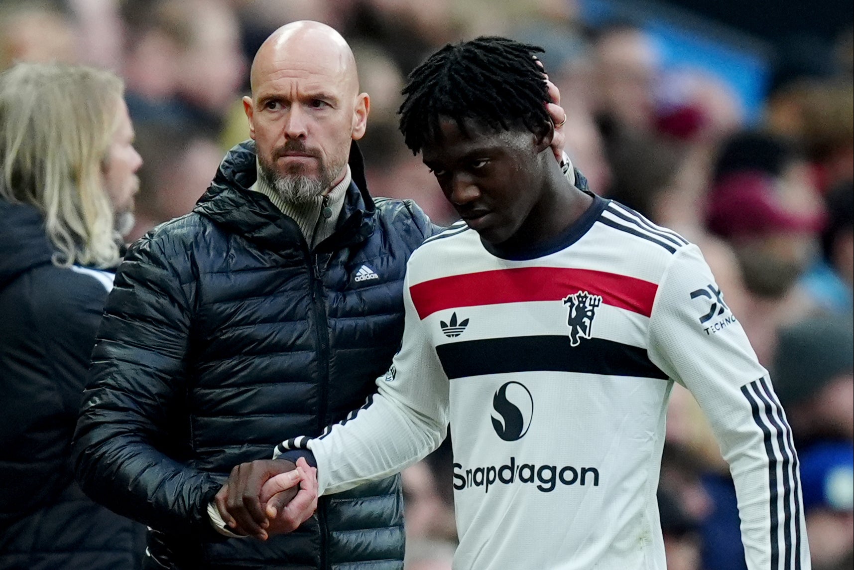 Erik ten Hag consoles Kobbie Mainoo at Villa Park