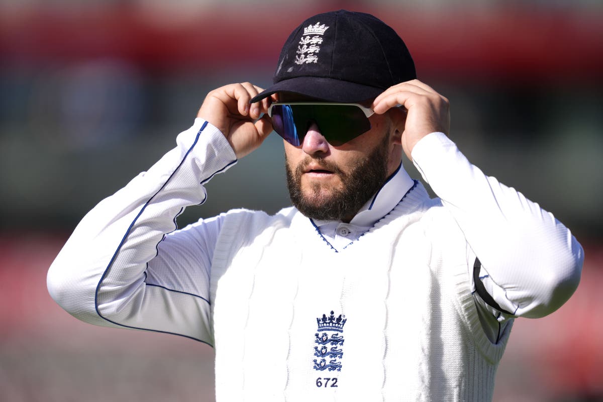 England deep in the mire after costly mistakes on day three against Pakistan