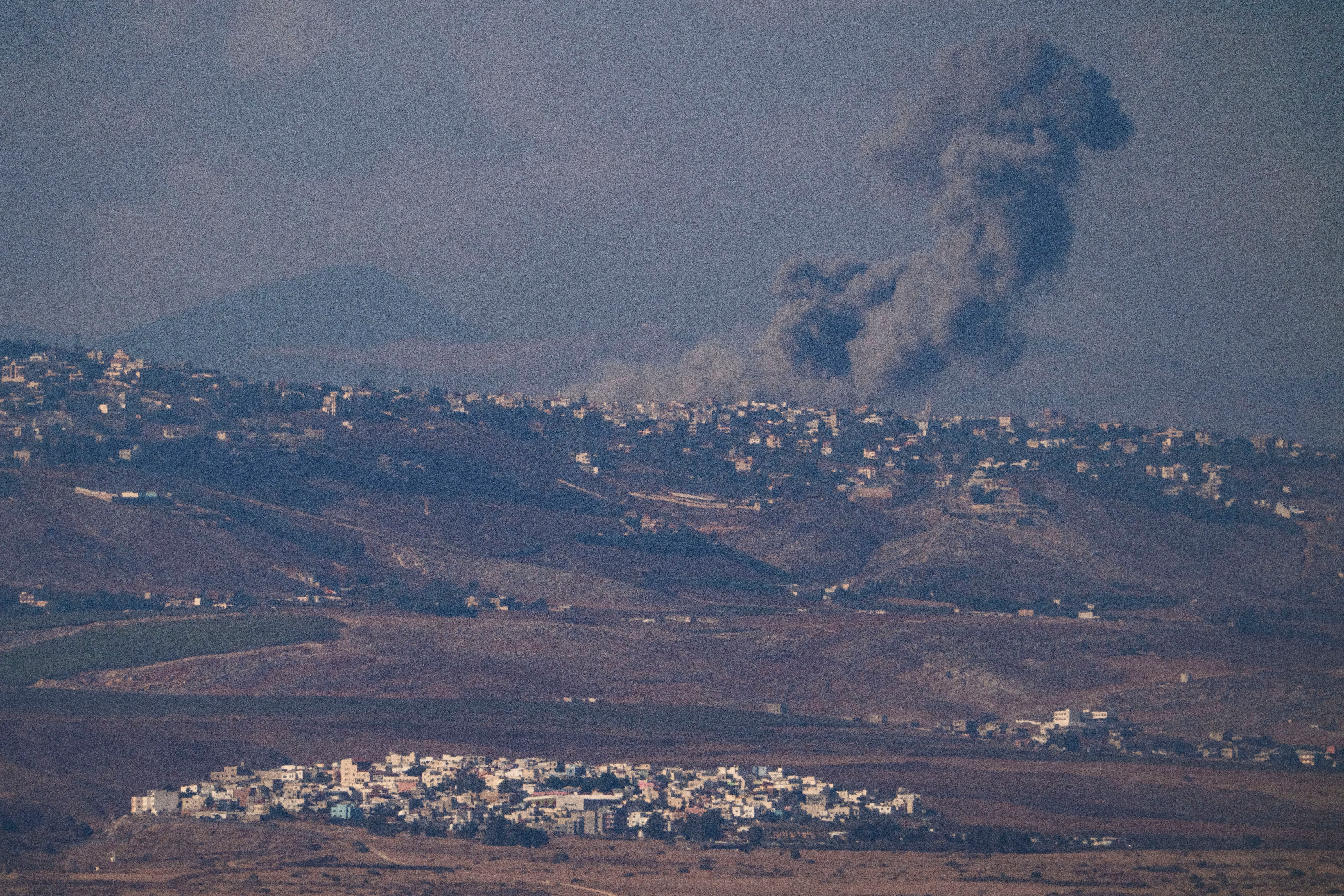 Von Nordisrael aus gesehen steigt Rauch nach einem israelischen Bombardement im Südlibanon auf