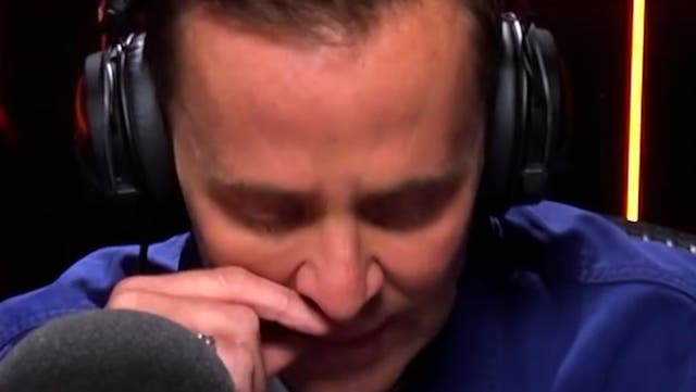 <p>Scott Mills breaks down in tears during message to Liam Payne’s father on Radio 2 show.</p>