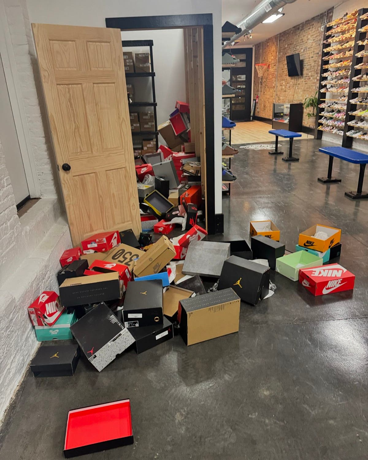 ‘Drunk’ thief steals 100 shoes from sneaker store — but just the right-footed ones