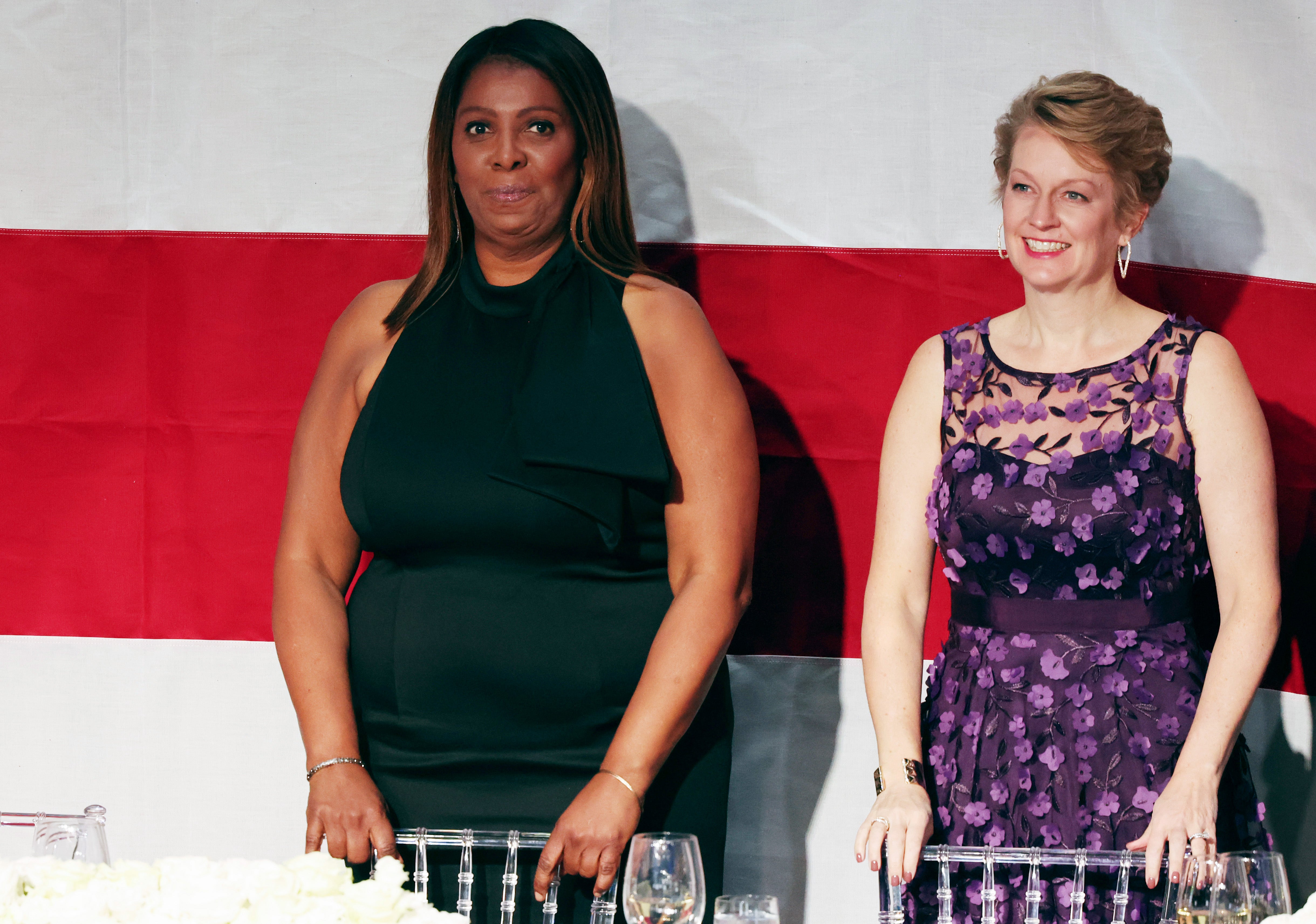 Le procureur général de New York, Letitia James (à gauche), se tient lors du dîner annuel de la Fondation Alfred E. Smith. James a poursuivi Trump au civil et a été un critique virulent.