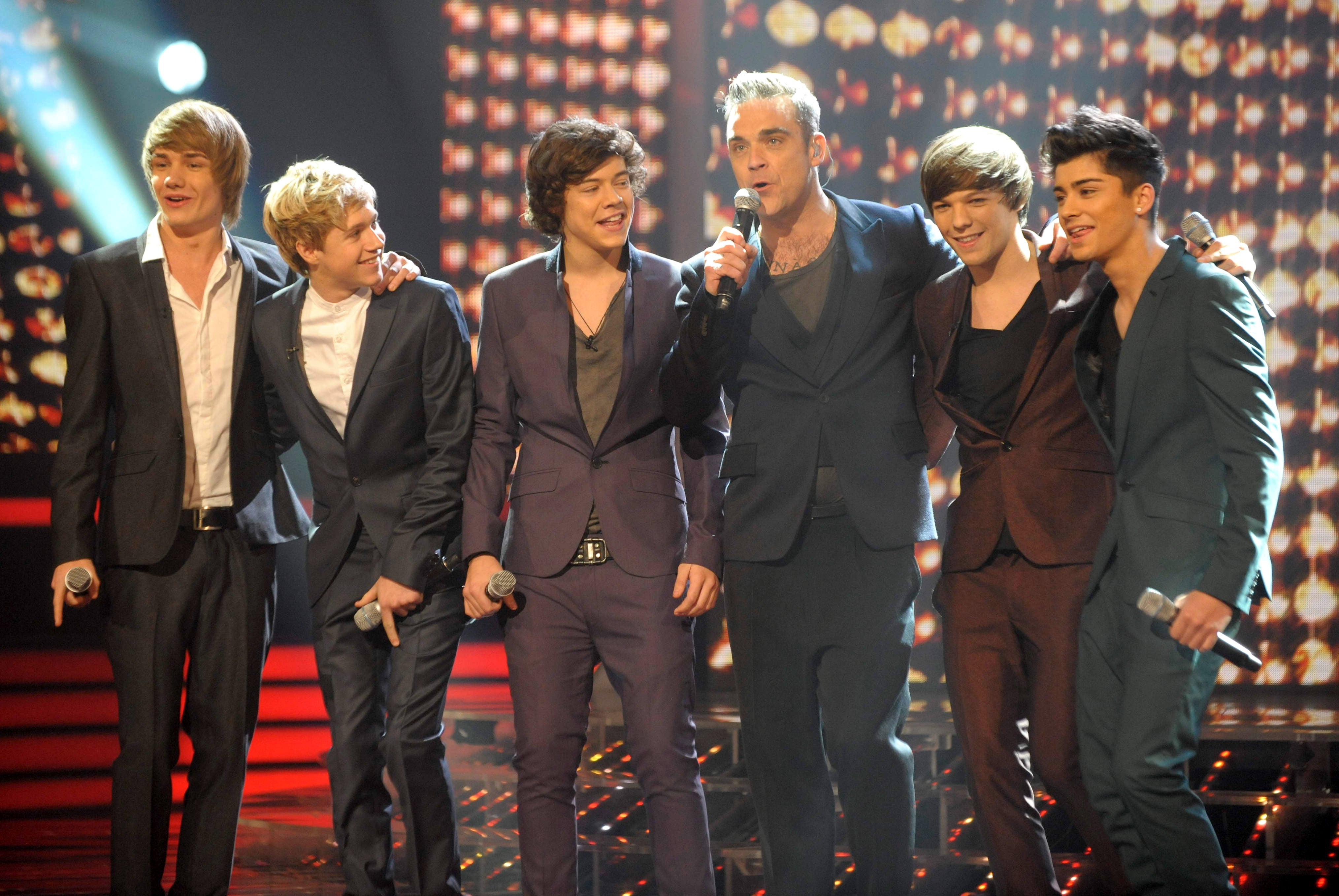 Robbie Williams performing with One Direction, 2010