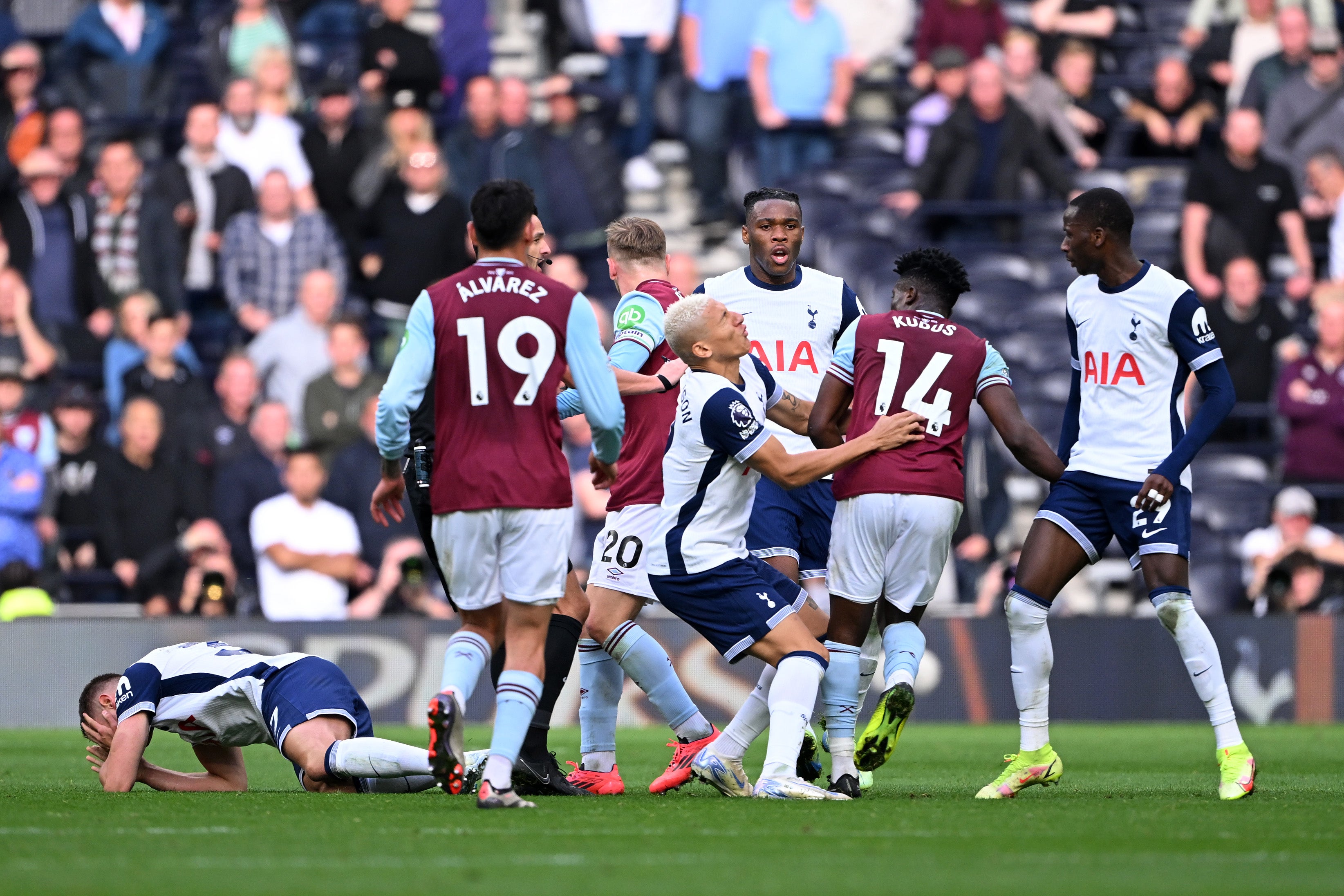 Kudus knocked into Richarlison after Van de Ven went down