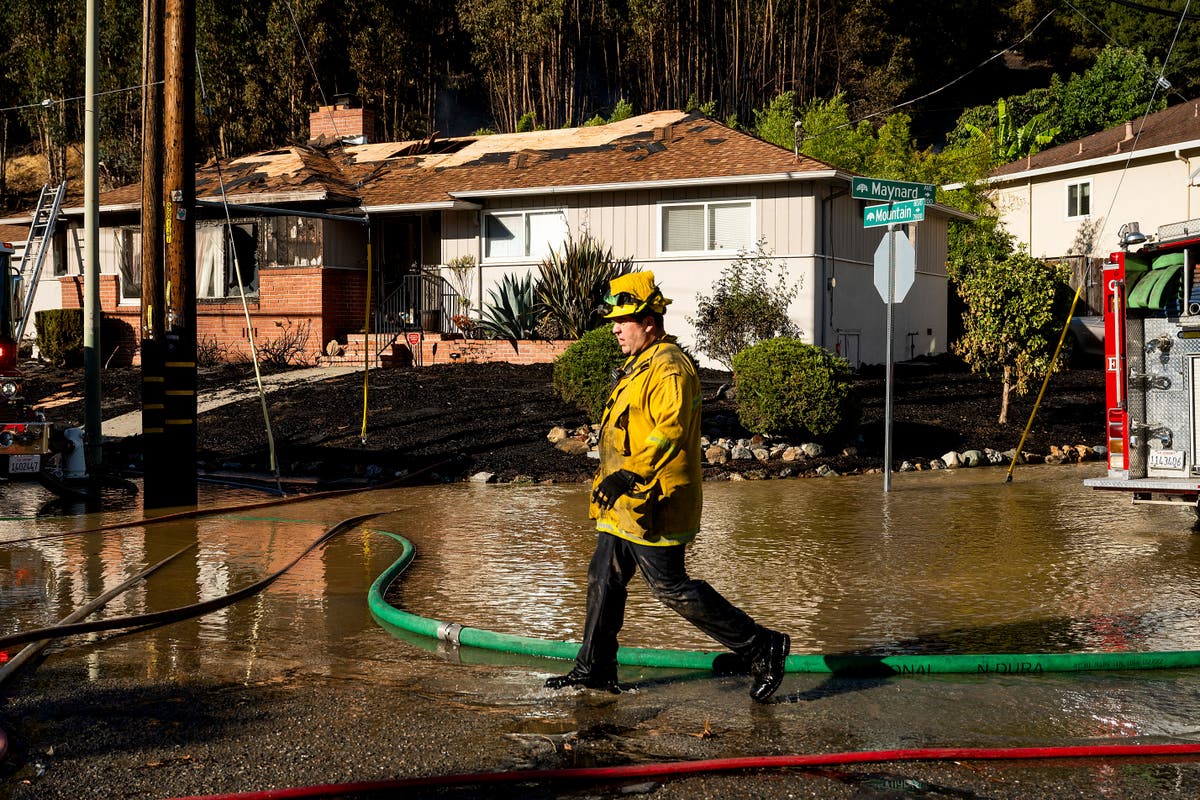 Calmer weather helps contain Oakland, California, fire that forced ...