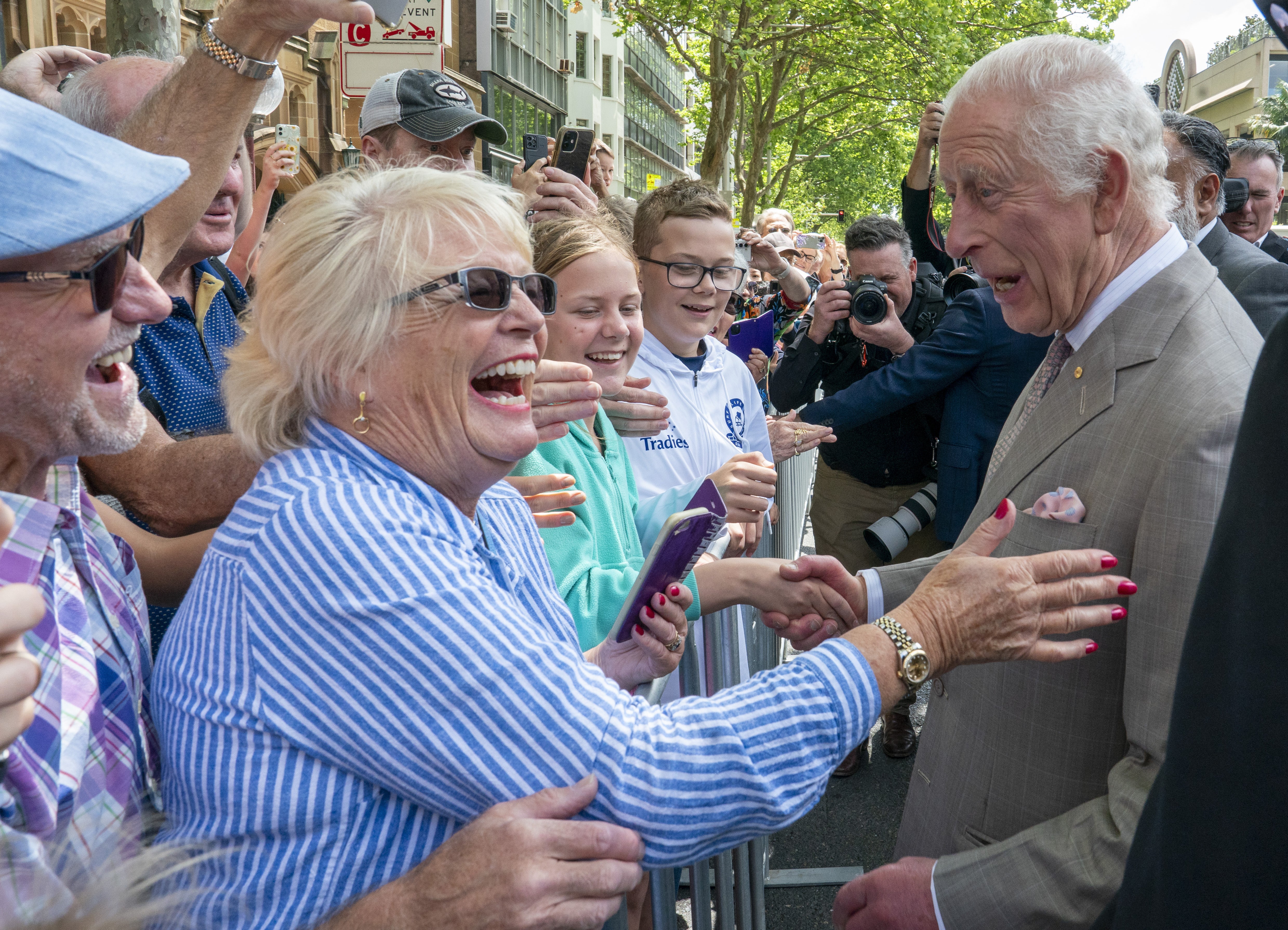 Joyful members of the Australian public meet the king