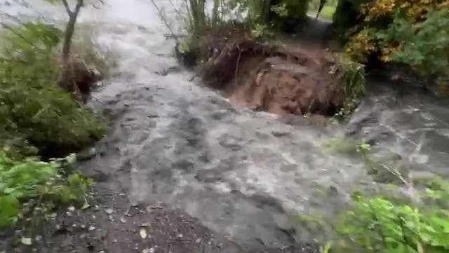 <p>Huge torrent of water flows into River Thames as path collapses.</p>