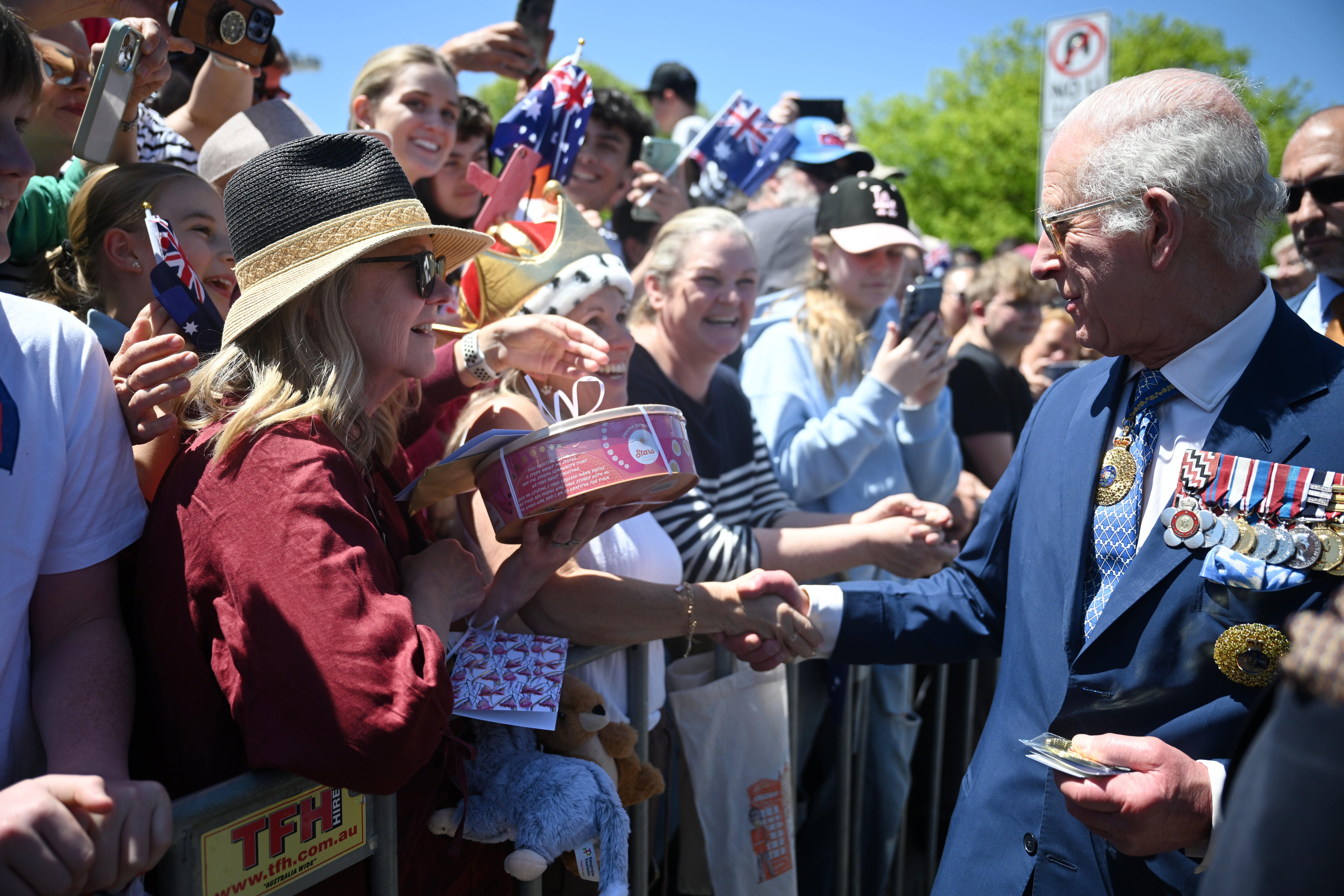 Beberapa orang yang berkerumun di luar Australian War Memorial di Canberra datang membawa hadiah (Victoria Jones/PA)