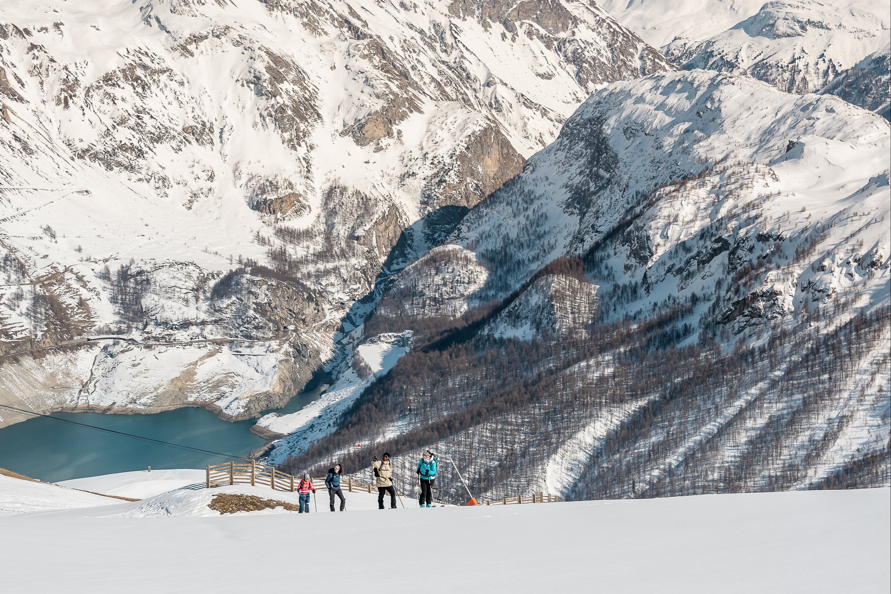 Os representantes do Ski Club devem ser capazes de esquiar dentro e fora da pista até um nível avançado