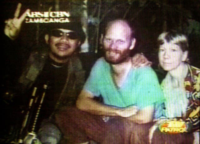 <p>Kidnapped American missionaries Martin, center, and Gracia Burnham, right, who were kidnapped from a Philippines resort</p>