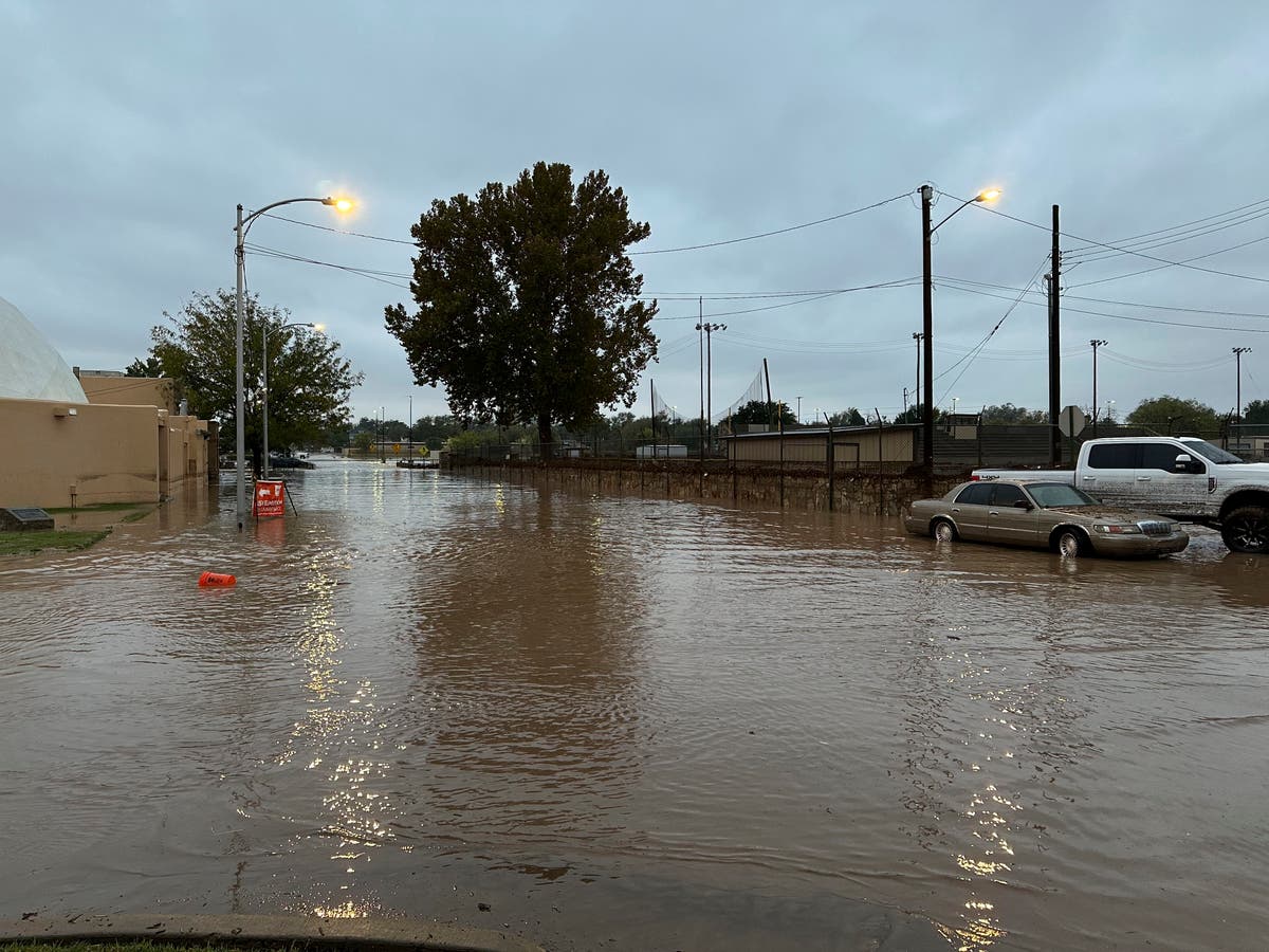 New Mexico authorities rescue hundreds after flooding strands many in high water and leaves 2 dead