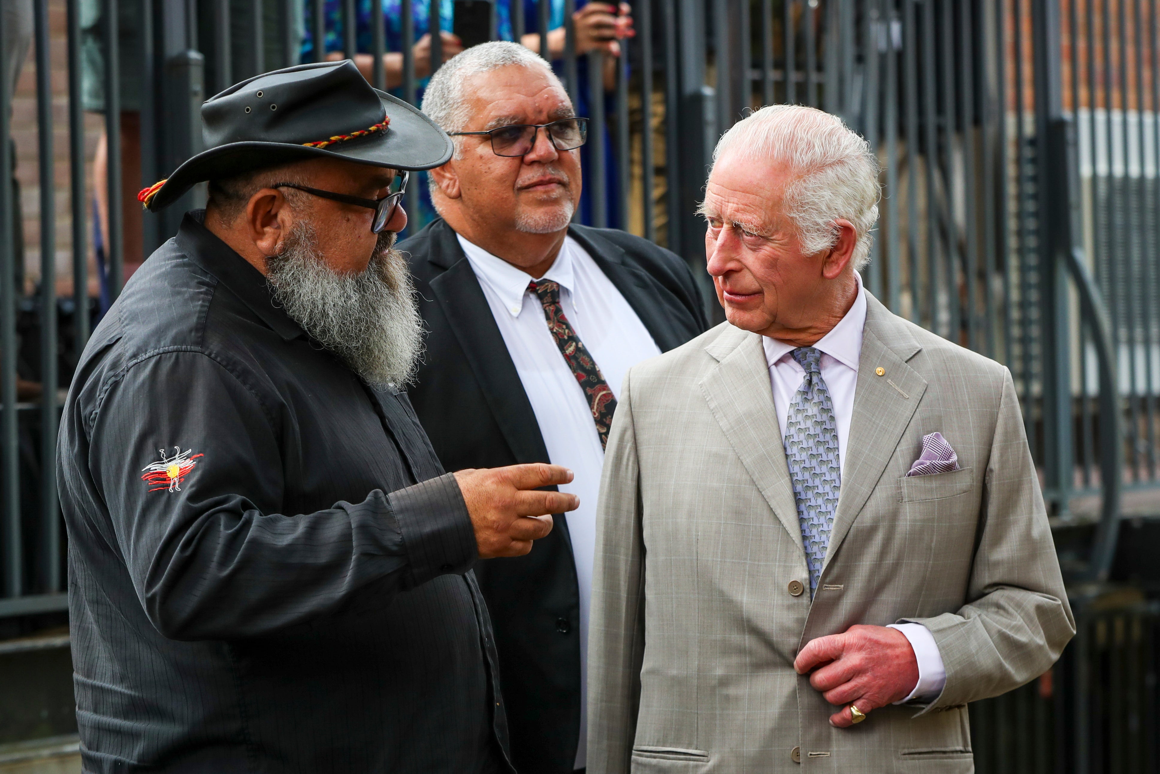 De Britse koning Charles III, rechts, bezoekt het National Centre of Indigenous Excellence op dinsdag 22 oktober 2024 in Sydney, Australië.