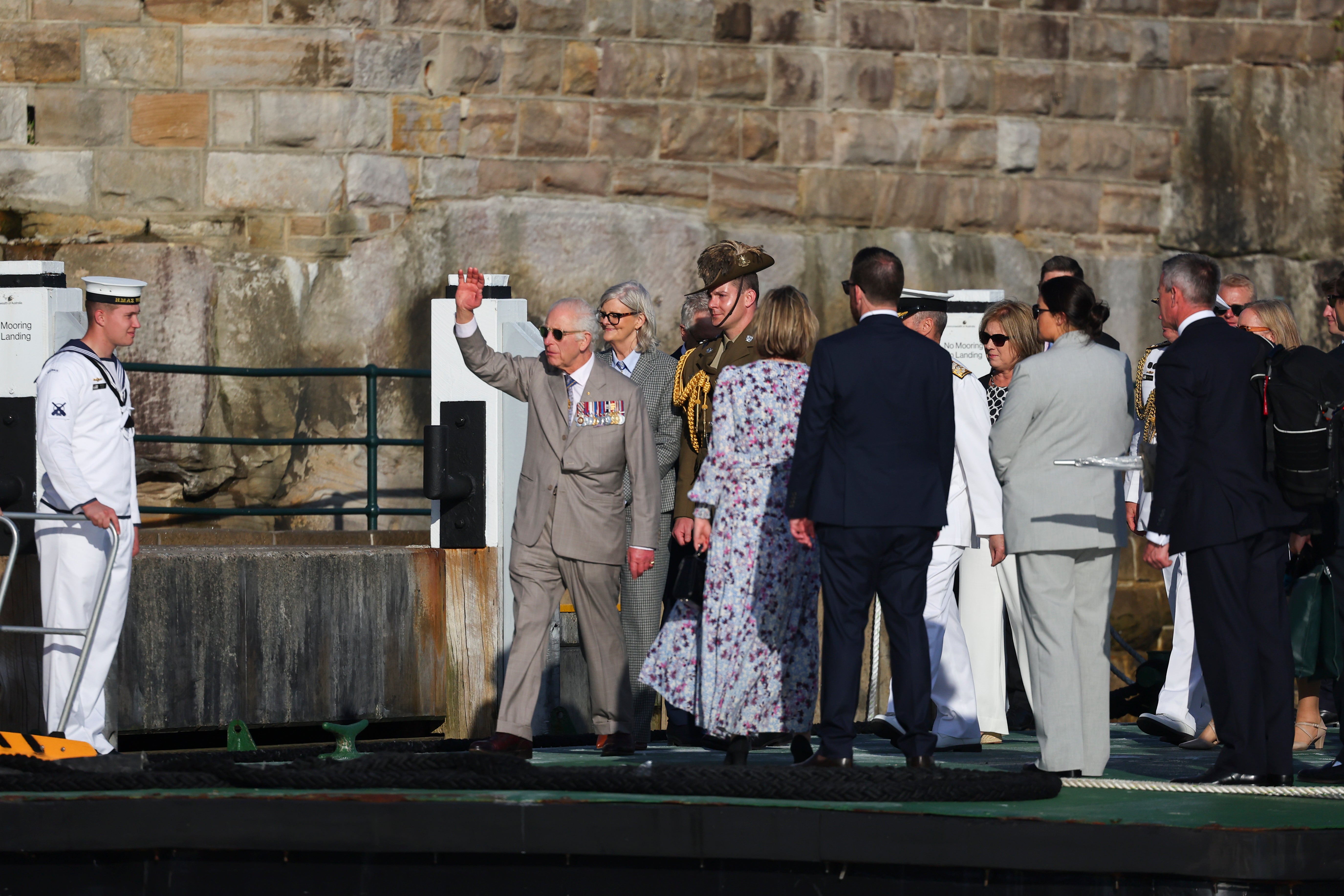 Koning Charles III en koningin Camilla gaan van boord bij Admiralty House nadat ze een vlootonderzoek van de Australische marine hadden uitgevoerd.