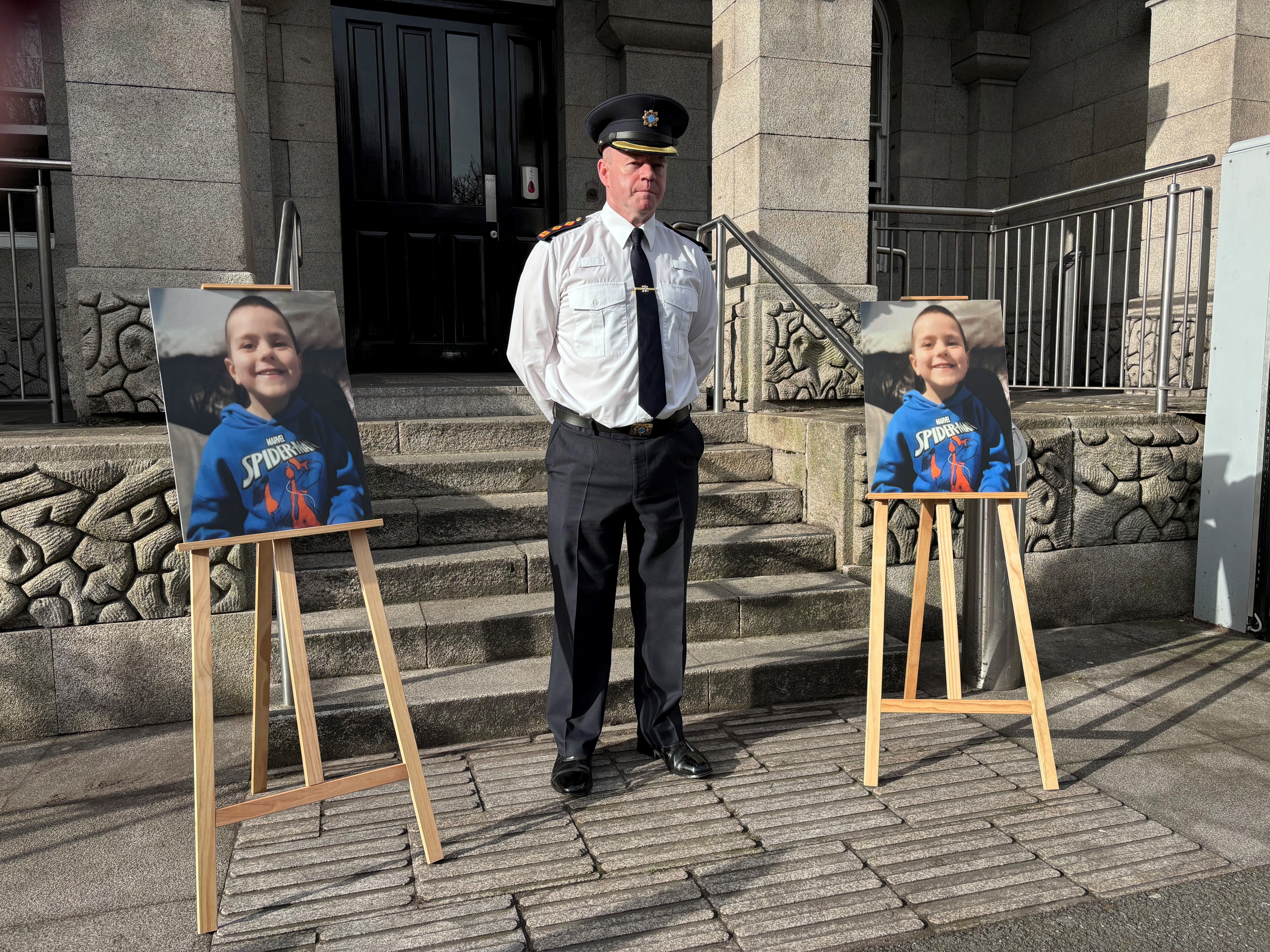 Chief Superintendent Alan McGovern speaks to the media outside Dundalk Garda Station