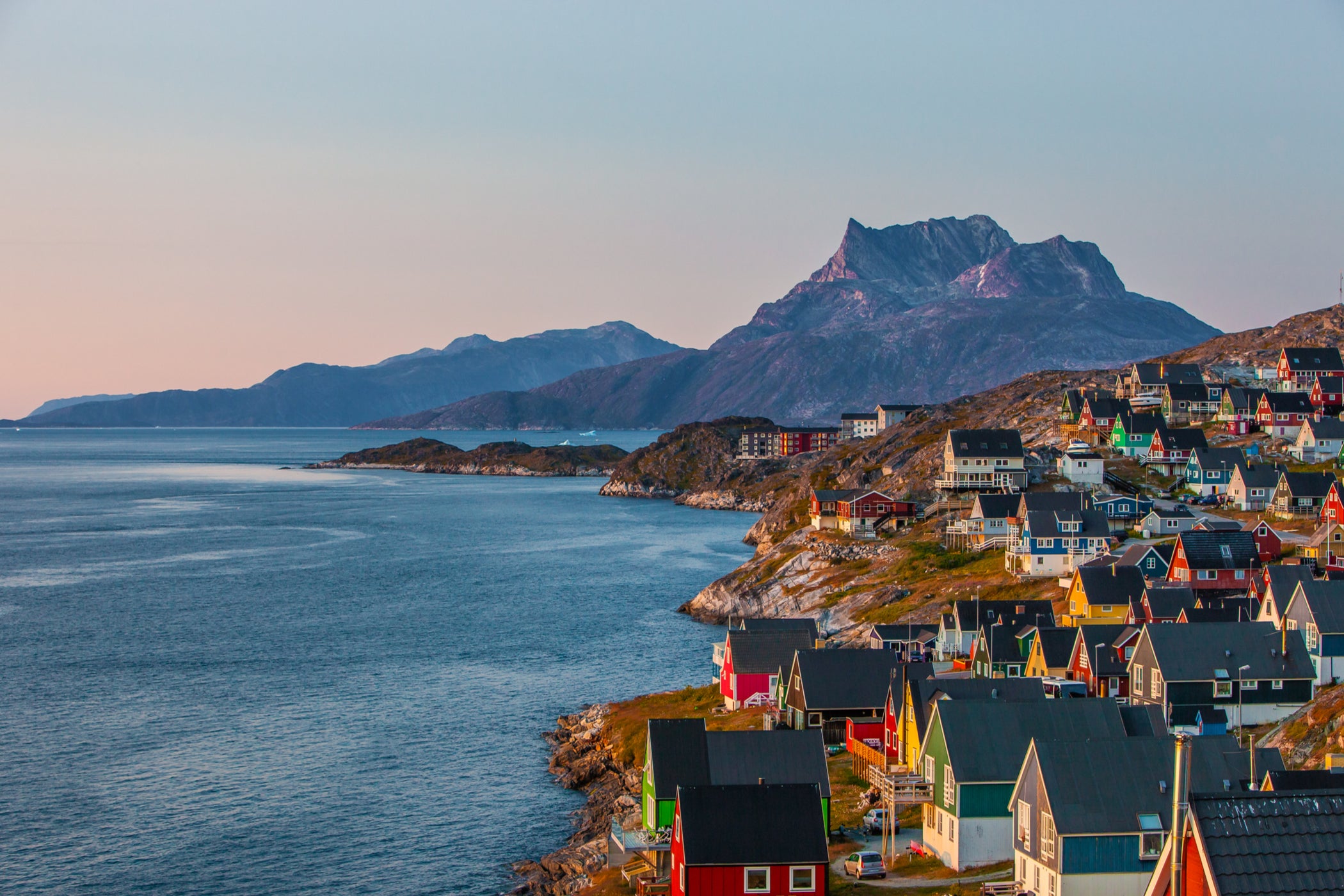 Nuuk, capital da Groenlândia, oferece restaurantes, boutiques de moda e vários museus em um cenário de fiordes e geleiras