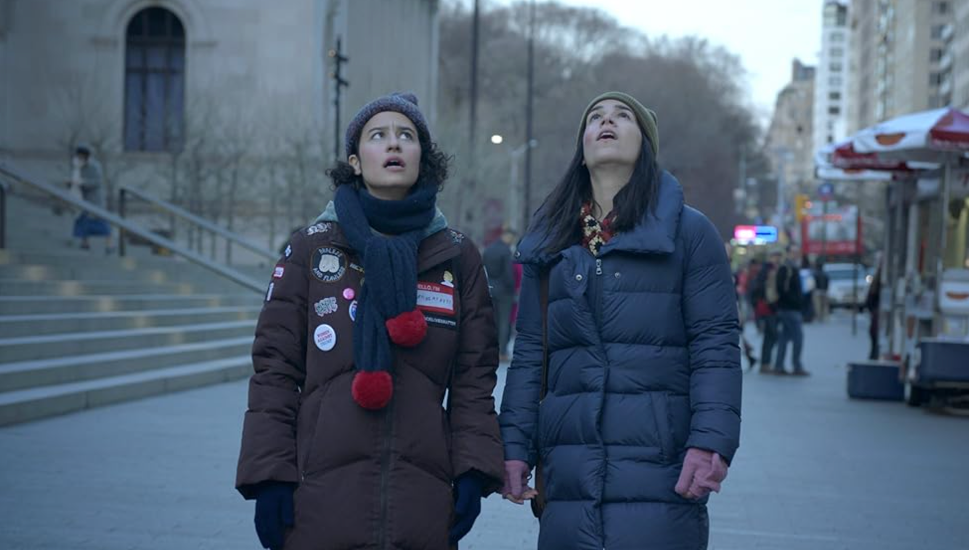 Ilana Glazer e Abbi Jacobson olham para o céu em 'Broad City'