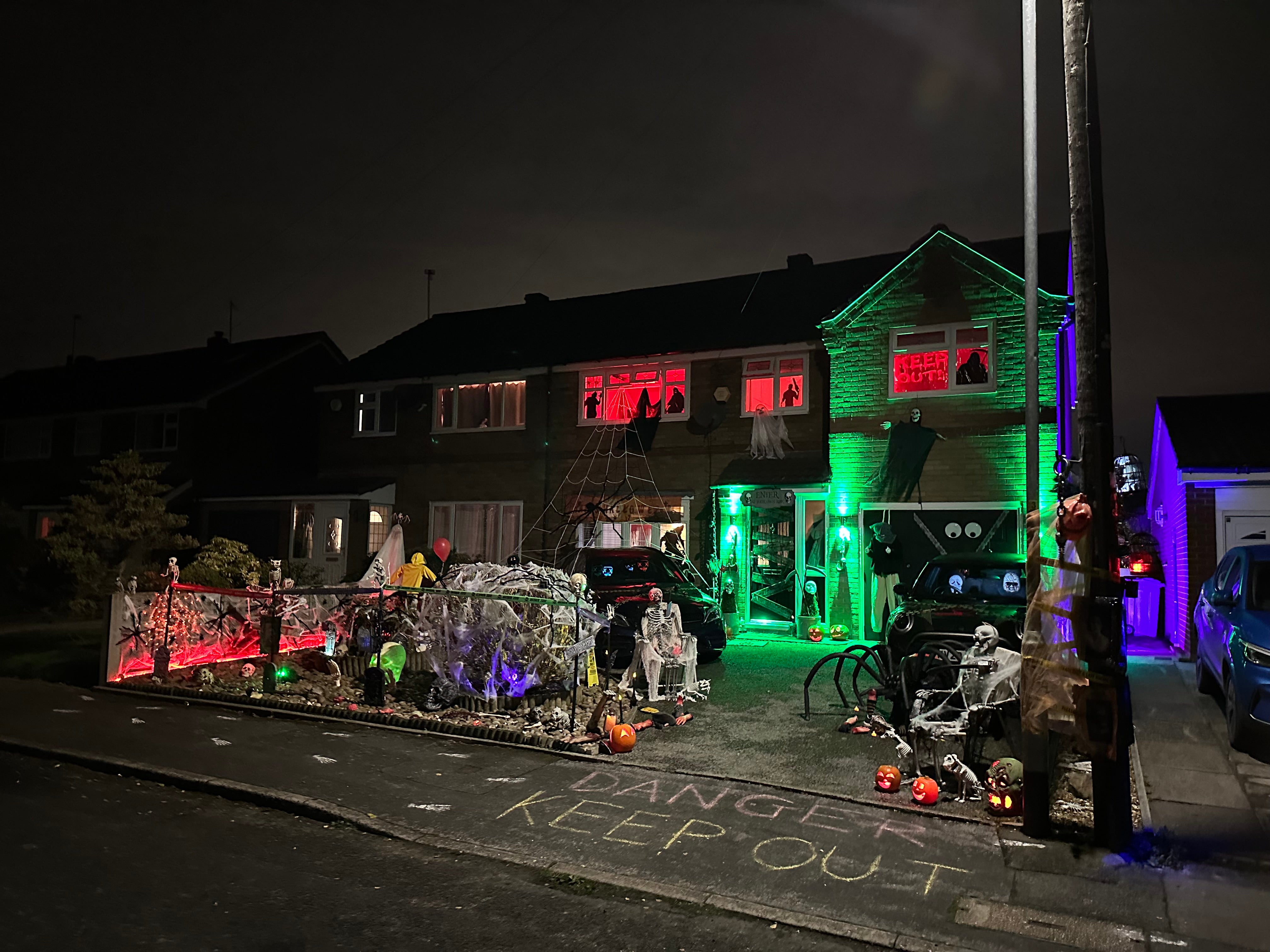 Toby e seu pai Andy gastaram cerca de £ 1.000 ao longo dos anos em decorações e doces de Halloween