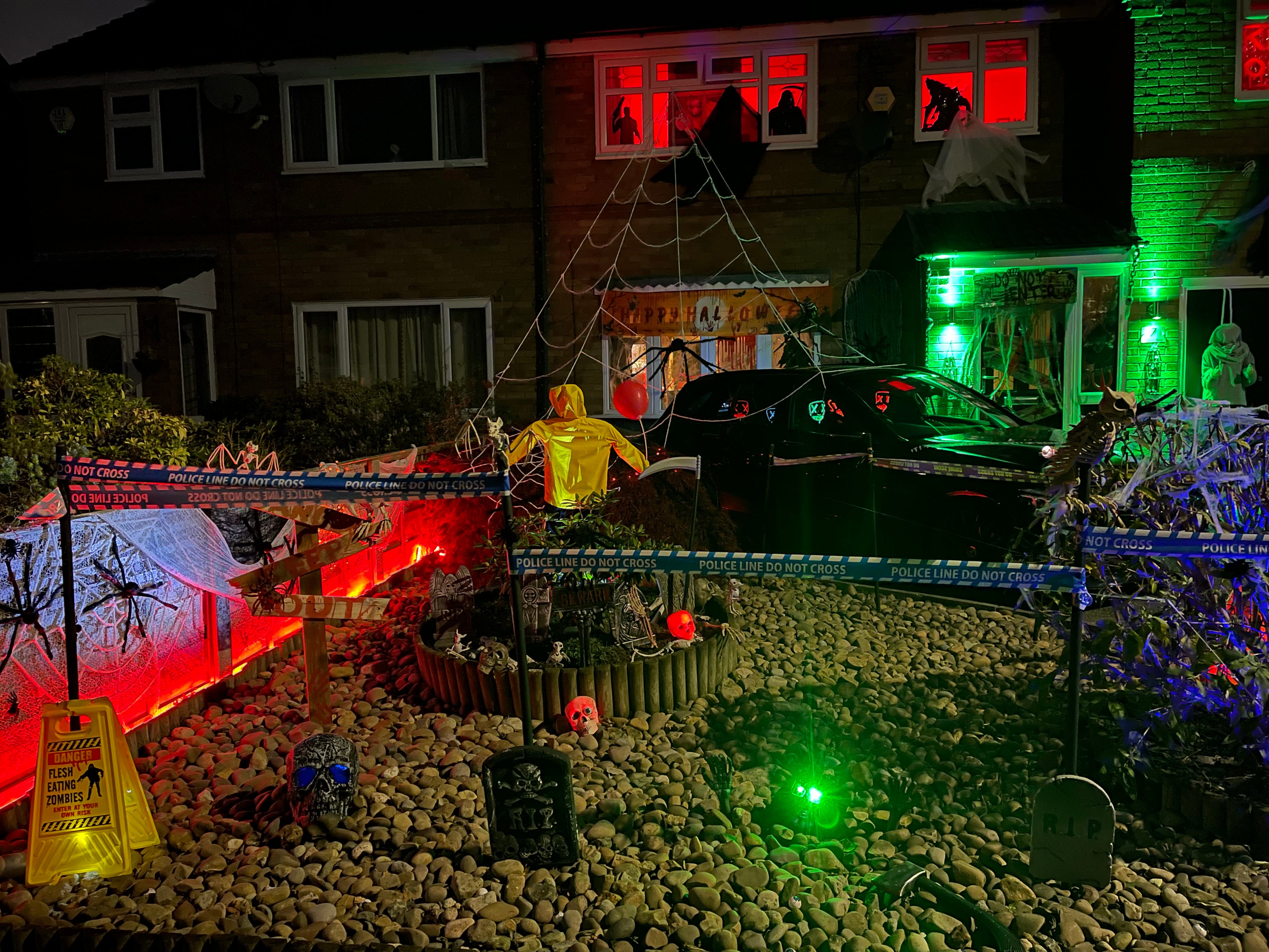 Toby e seu pai decoram sua casa para o Halloween todos os anos desde 2017