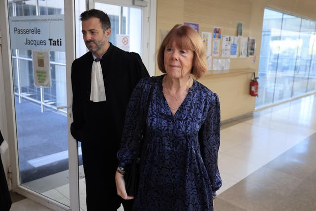 <p>Gisèle Pelicot y su abogado Antoine Camus llegan al tribunal penal de Aviñón</p>
