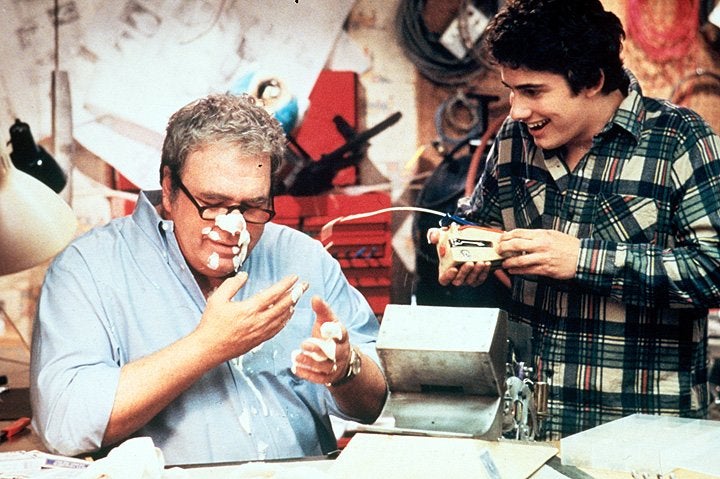 Hoyt Axton as Randall Peltzer and Zach Galligan as Billy in ‘Gremlins'