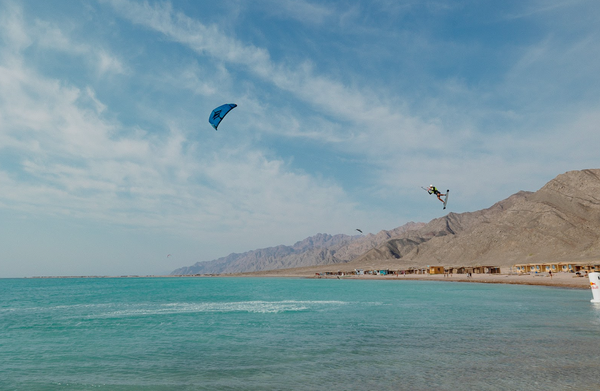 Esta bela lagoa azul-turquesa é um paraíso para os praticantes de kitesurf