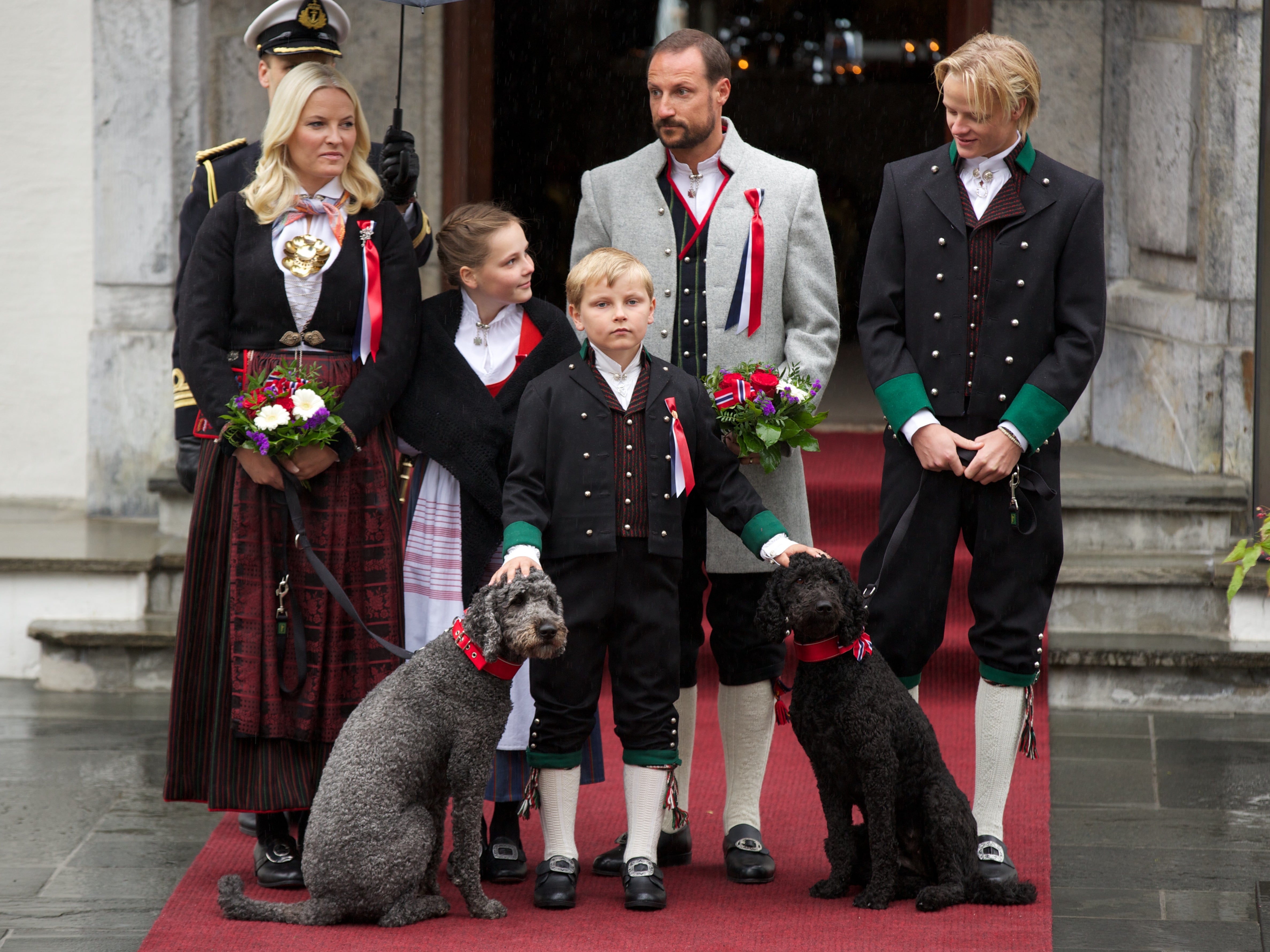 La princesa heredera Mette-Marit de Noruega y el príncipe heredero Haakon de Noruega celebran el Día Nacional con su familia