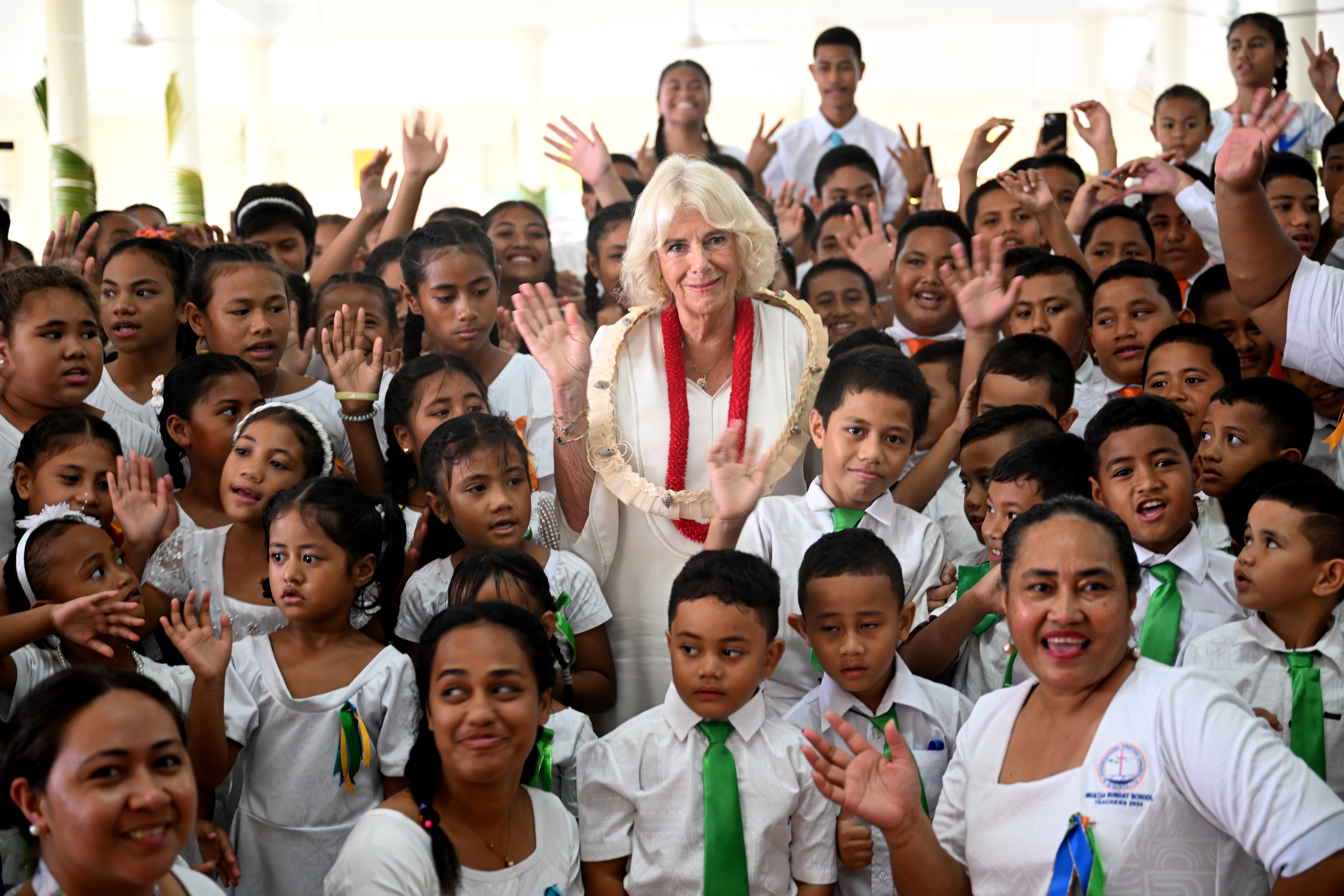 La reina Camilla visita la escuela pastoral de la aldea de Moata'a para conocer la historia y el impacto de estas escuelas en las aldeas el 24 de octubre de 2024 en Apia.