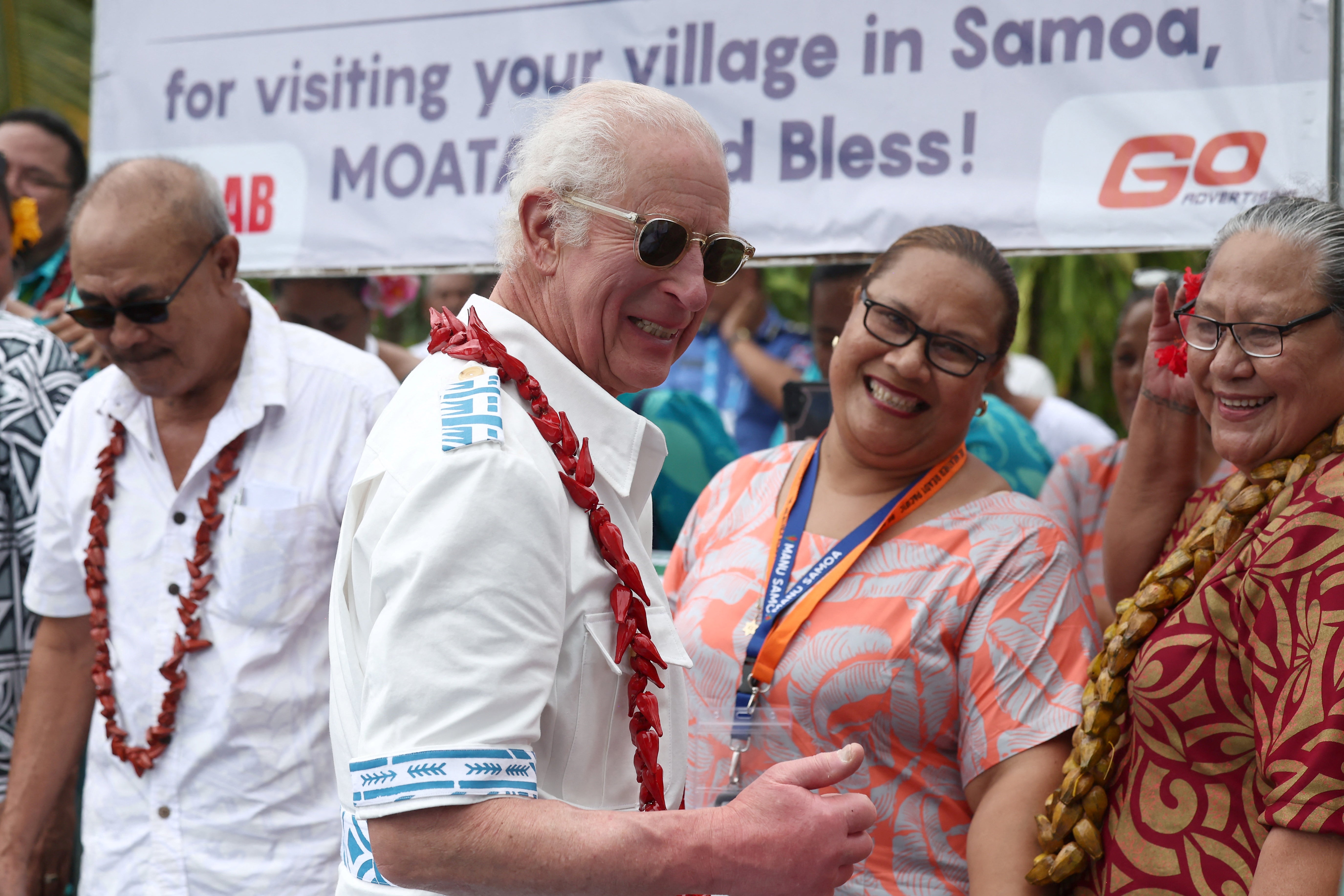 El rey Carlos visita el Proyecto de Restauración de Manglares en la aldea de Moata'a en Apia, la capital de Samoa, el 24 de octubre de 2024.