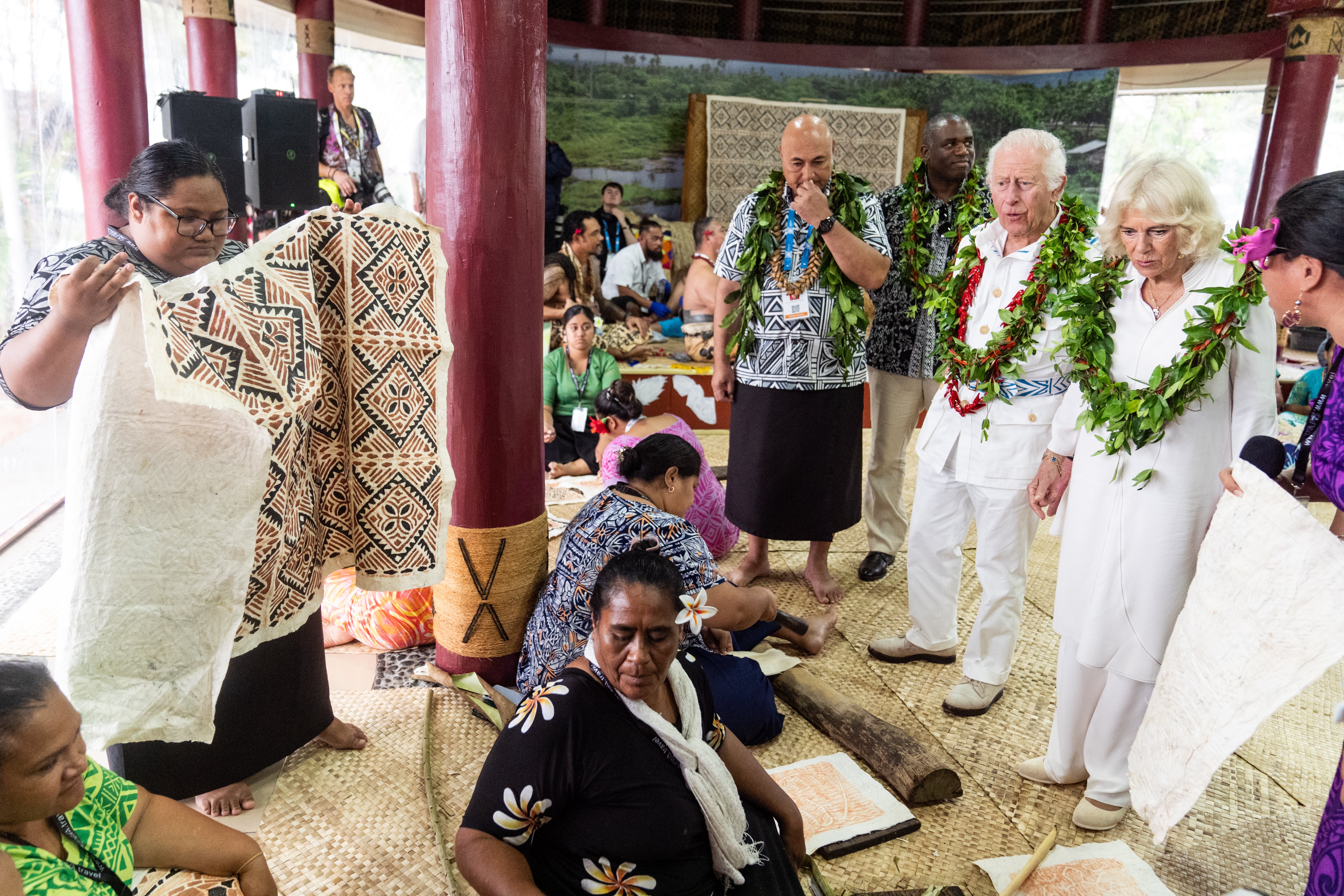 El rey Carlos y la reina Camilla durante una visita a la Villa Cultural de Samoa en Apia