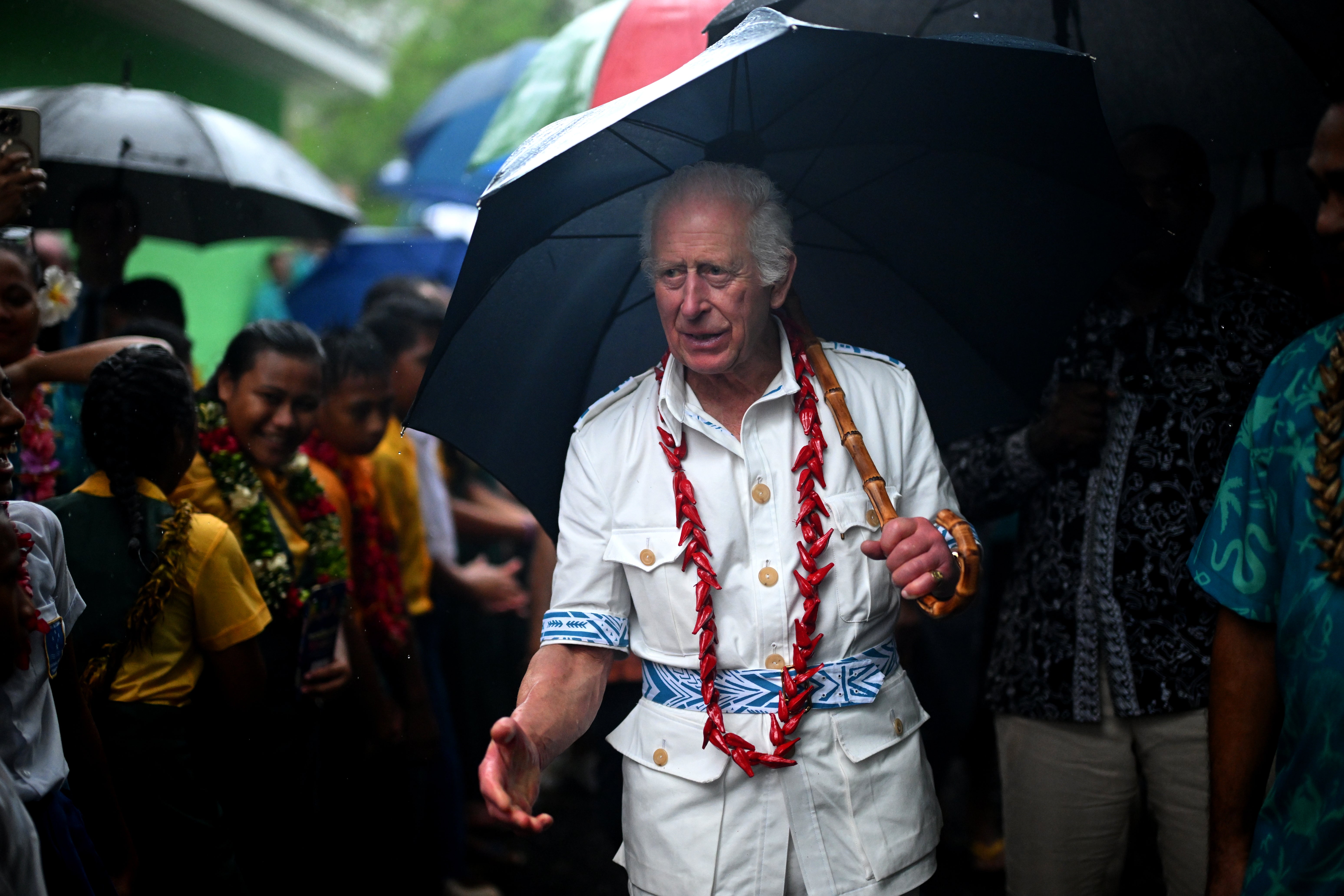 Charles se reúne con aldeanos locales y grupos comunitarios involucrados en esfuerzos de reforestación en el quinto día de la visita real a Australia y Samoa.