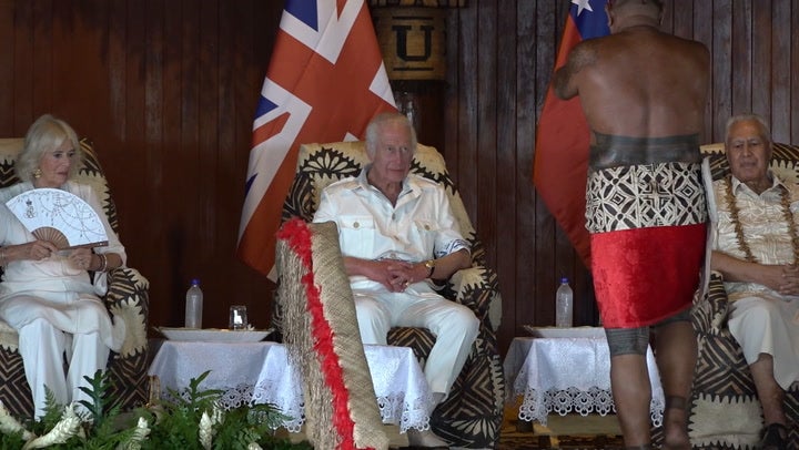 El rey Carlos bebe el tradicional té de raíz de ava durante una ceremonia de Samoa