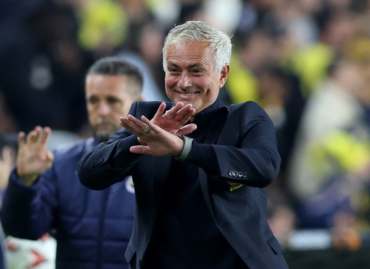 Jose Mourinho reacts to &lsquo;incredible&rsquo; red card against Man Utd: &lsquo;He is the best referee in the world&rsquo;