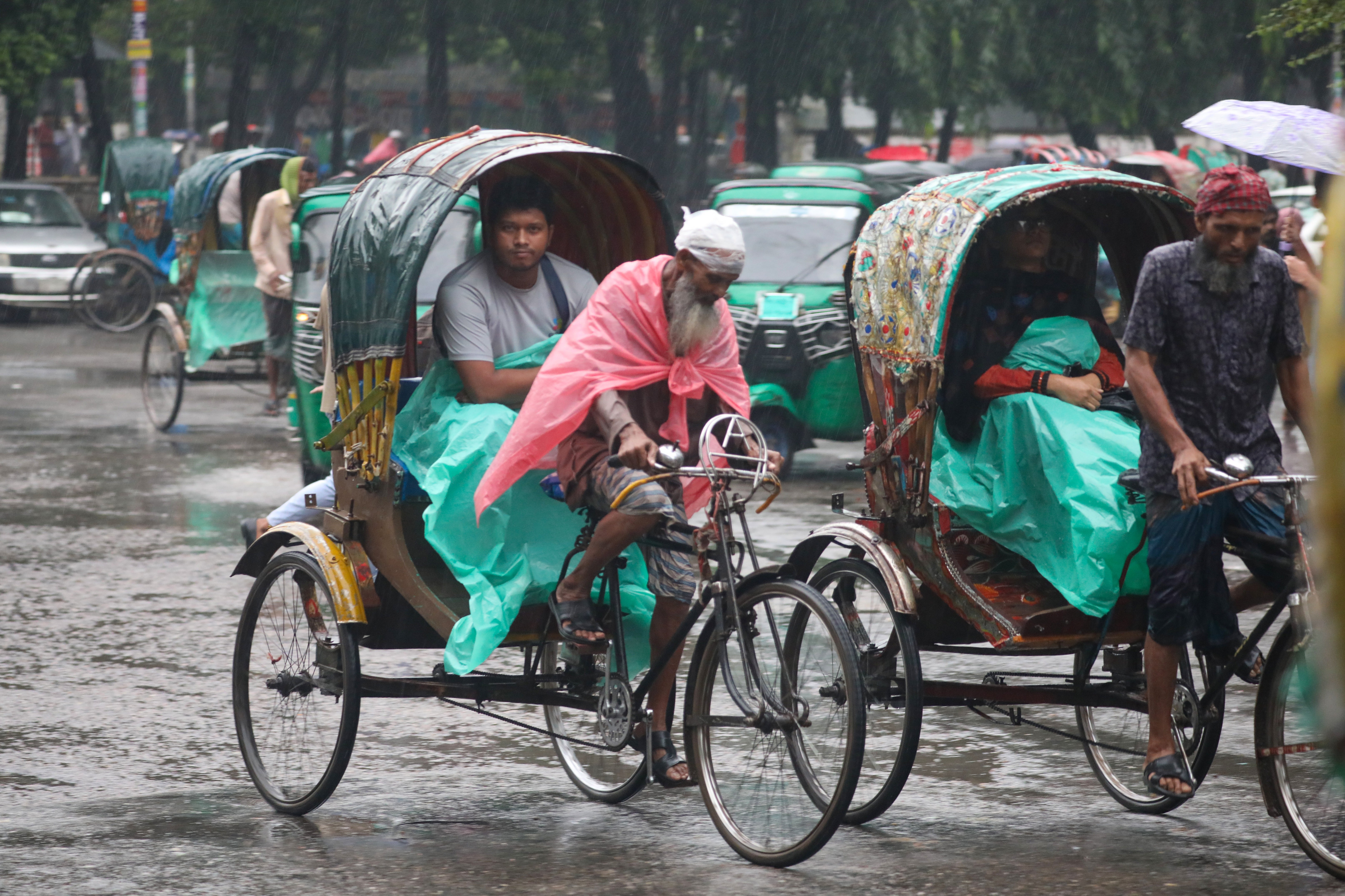 <p>File. Rainy weather hits ahead of the arrival of a cyclone in Dhaka in 2024  </p>