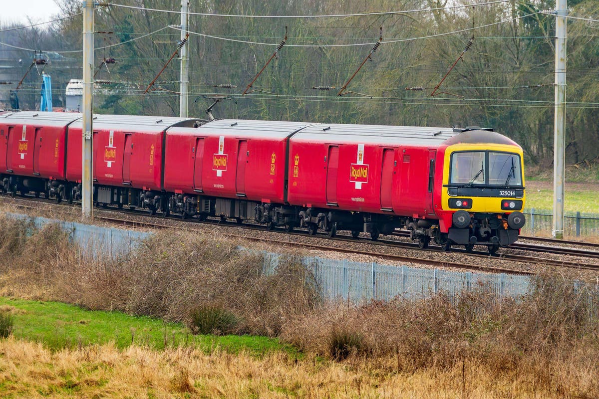 Use trains to move post, Royal Mail urged