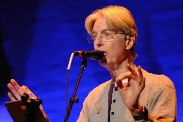 <p>Phil Lesh en el escenario con su grupo, Phil Lesh and Very Special Friends, en el Teatro Apollo de Nueva York, septiembre de 2018</p>