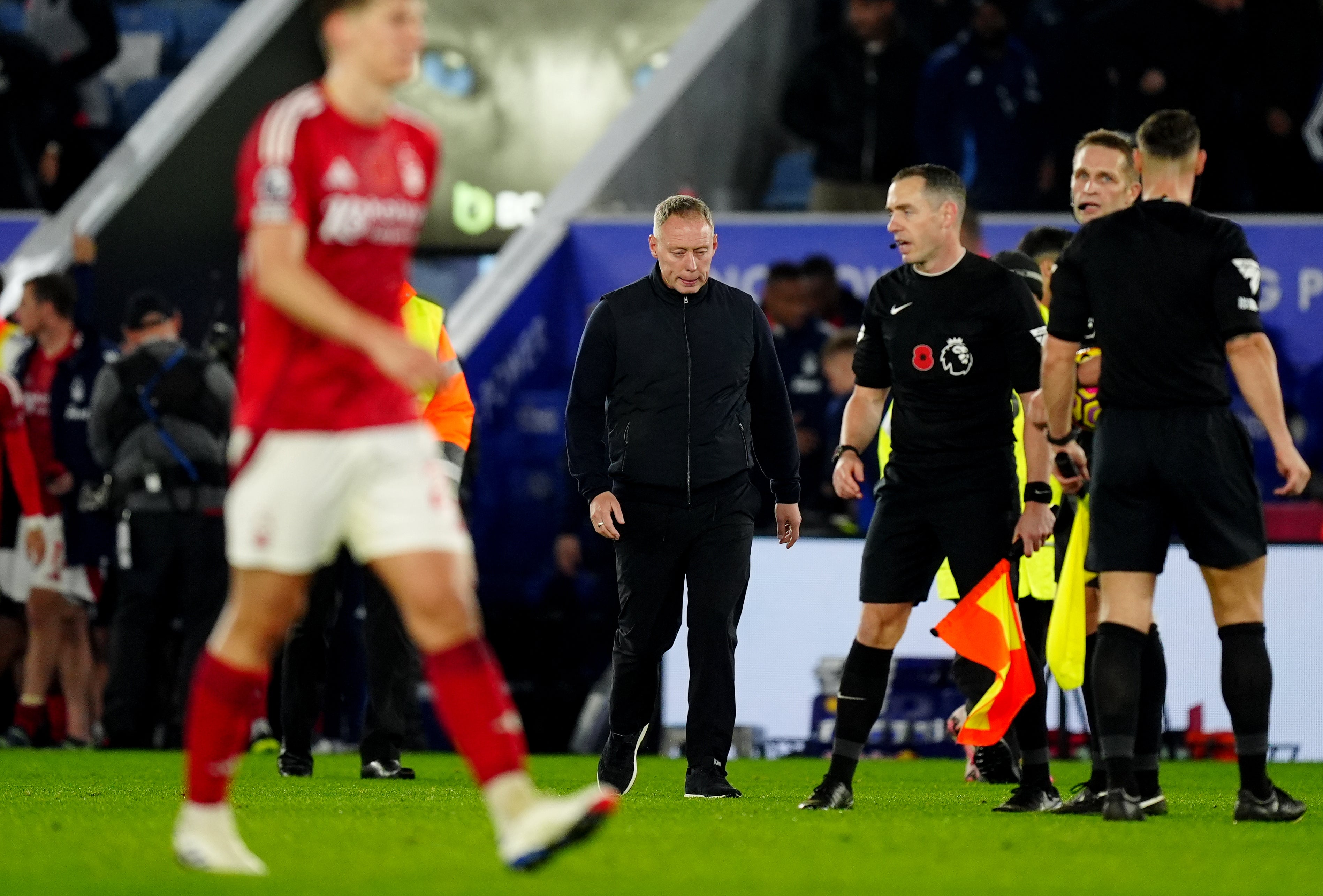 Steve Cooper, centre, reacts to Leicester’s defeat