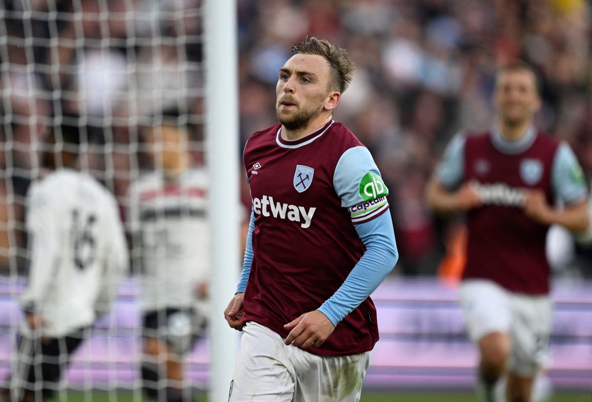 Bowen scores late penalty as West Ham beat Man Utd – follow live