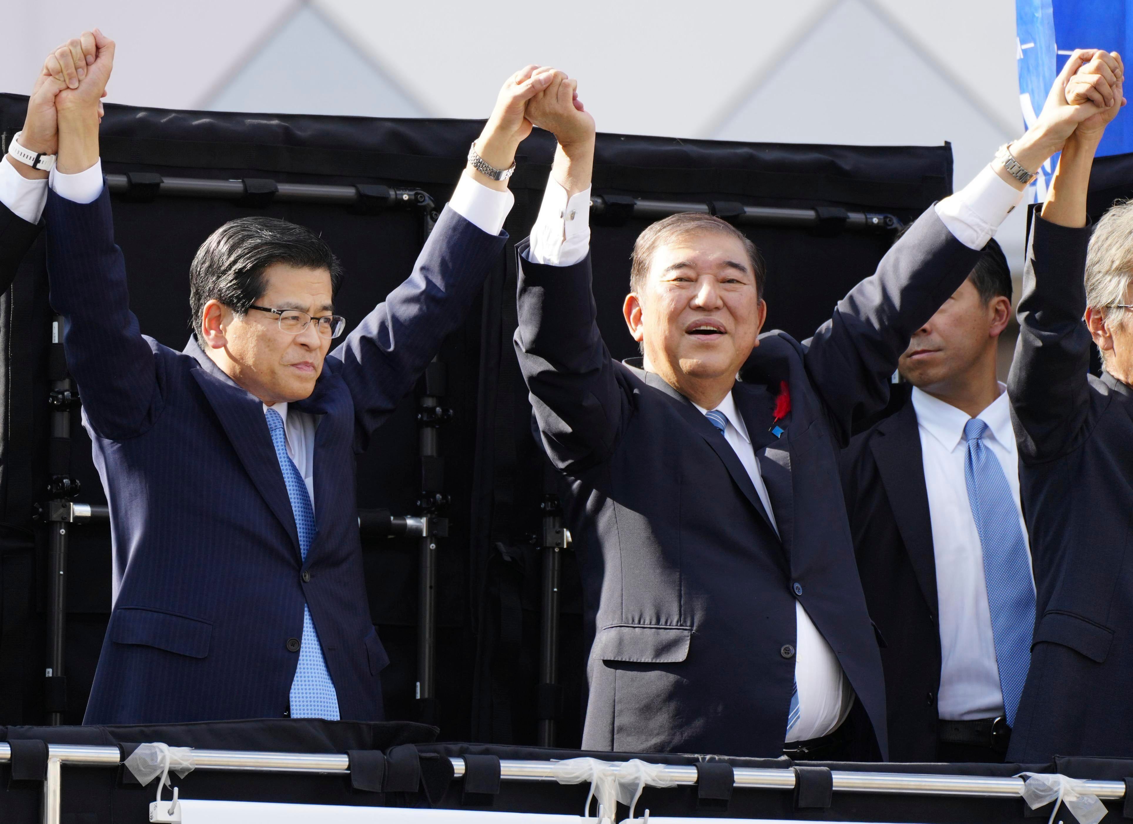  Shigeru Ishiba and Keiichi Ishii (left) of the Komeito Party are seen during an predetermination  run  lawsuit   successful  Soka